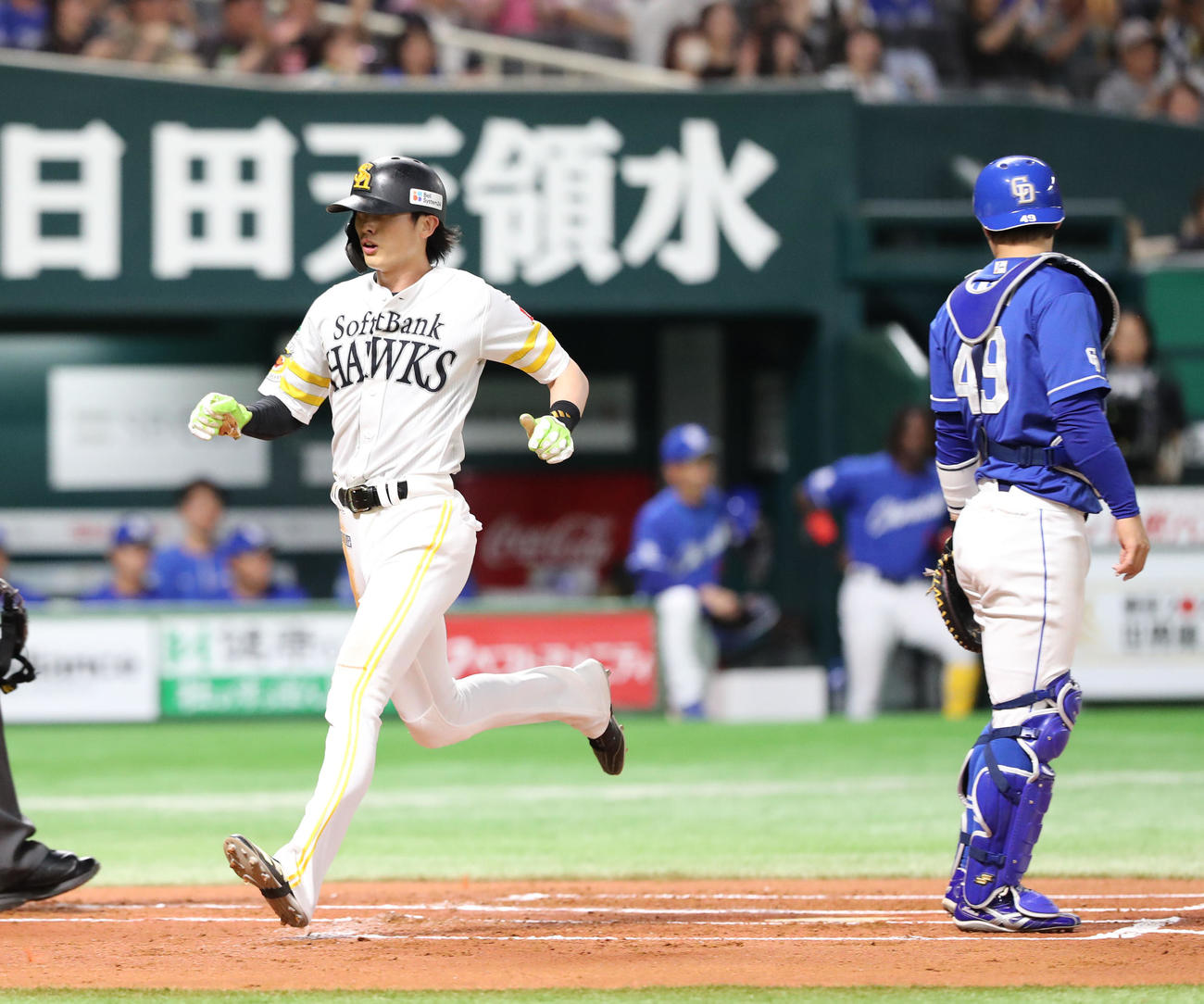 ソフトバンク対中日　1回裏ソフトバンク1死一塁、柳町達の右越え先制適時二塁打で生還する周東（撮影・梅根麻紀）