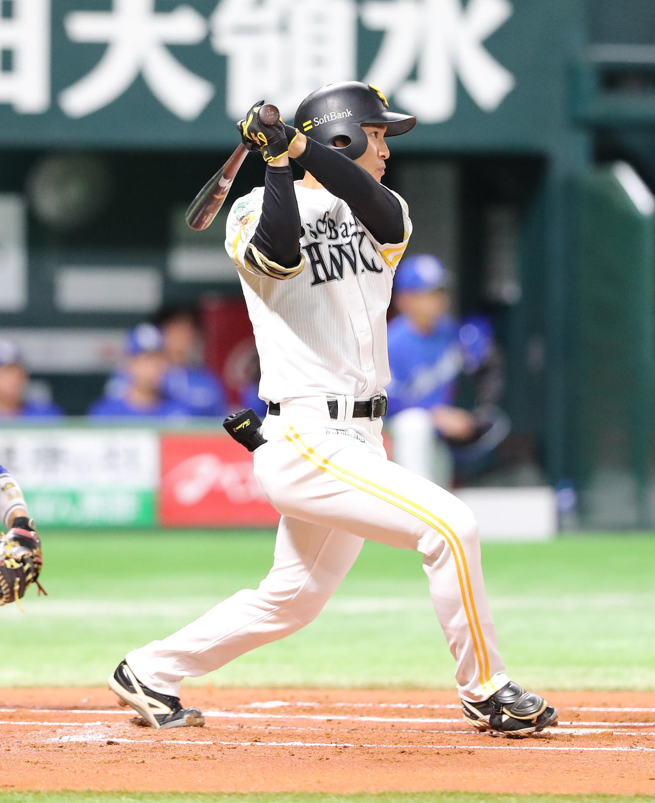 ソフトバンク対中日　1回裏ソフトバンク1死一塁、柳町は右越えに先制となる適時二塁打を放つ（撮影・梅根麻紀）