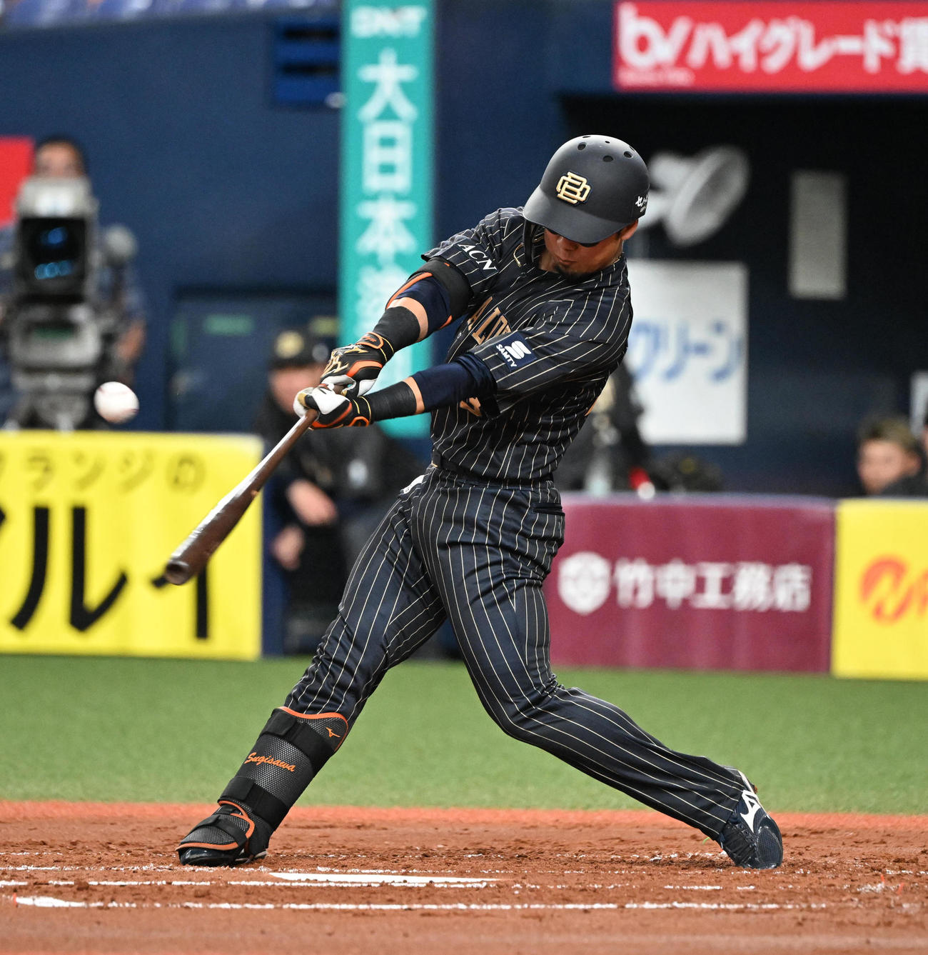 オリックス対広島　1回裏オリックス2死満塁、左前適時打を放つ杉沢（撮影・和賀正仁）