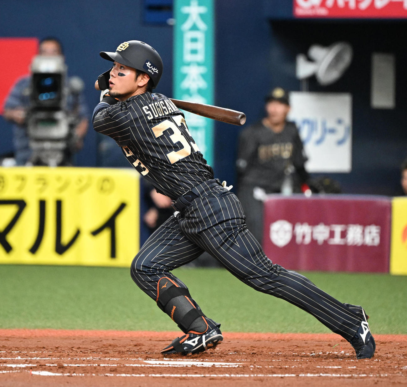 オリックス対広島　1回裏オリックス2死満塁、左前適時打を放つ杉沢（撮影・和賀正仁）