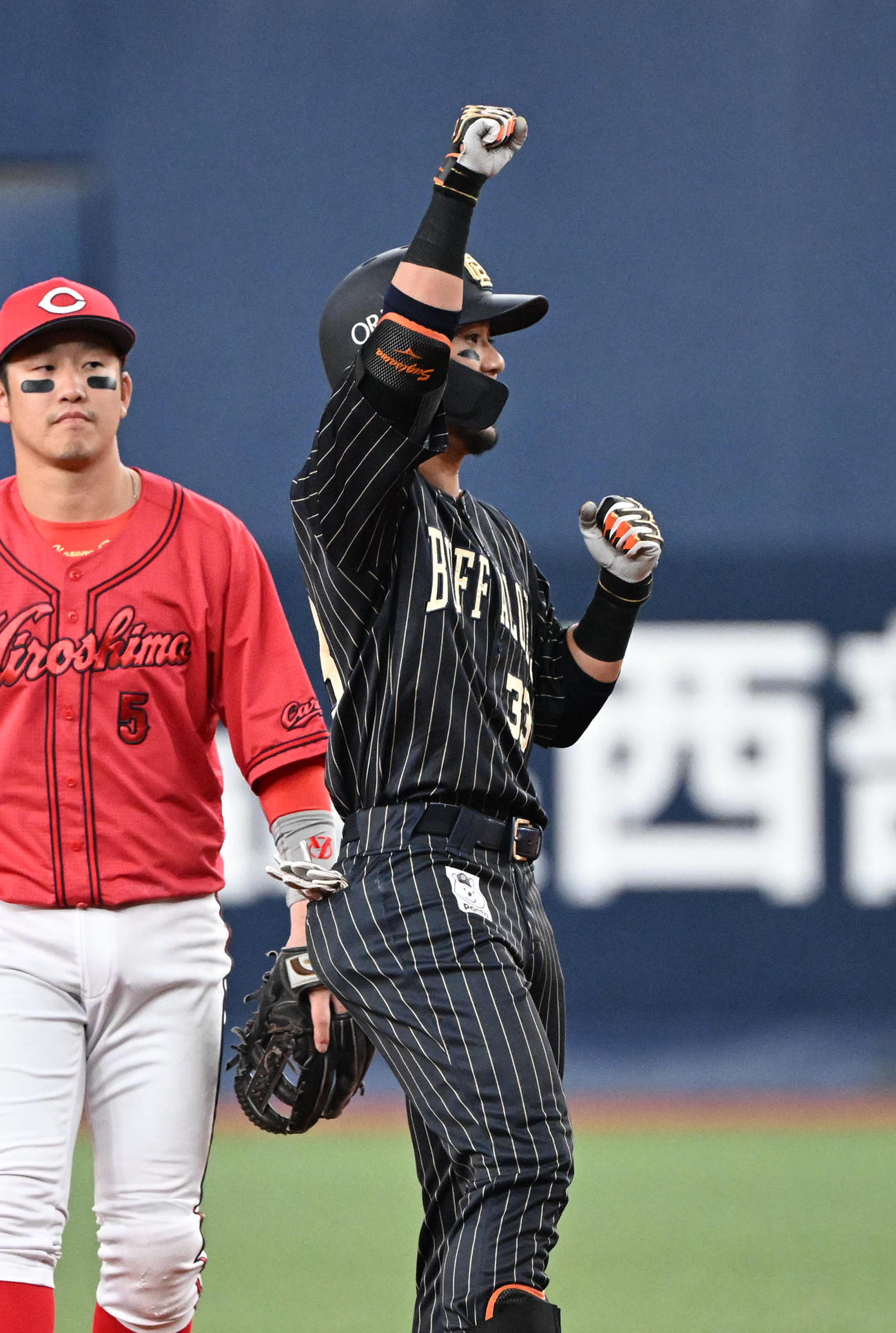 オリックス対広島　1回裏オリックス2死満塁、左前適時打を放った杉沢はガッツポーズ（撮影・和賀正仁）