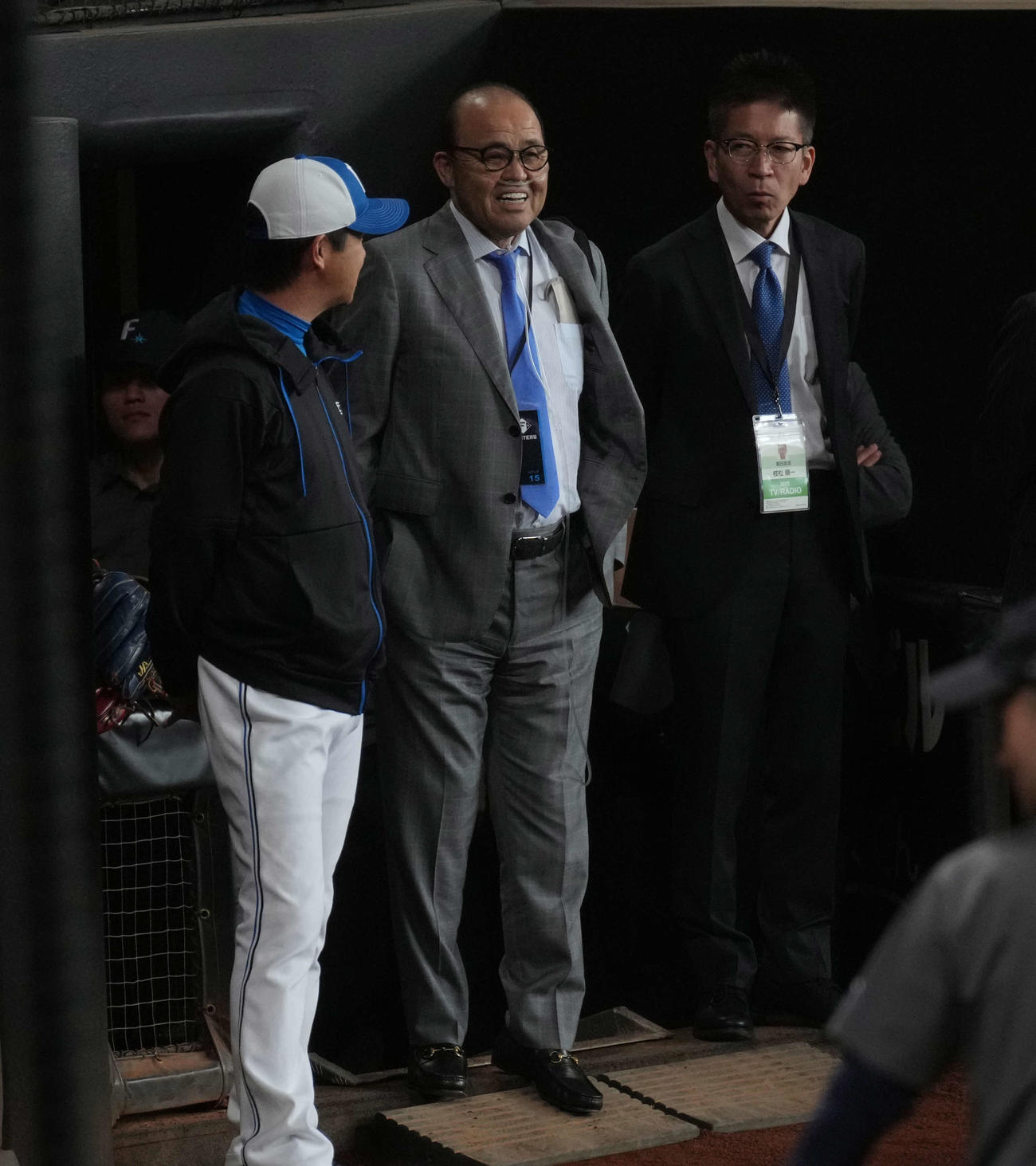 日本ハム対阪神　試合前にグラウンドで笑顔の阪神岡田オーナー付顧問（中央）（撮影・井上学）