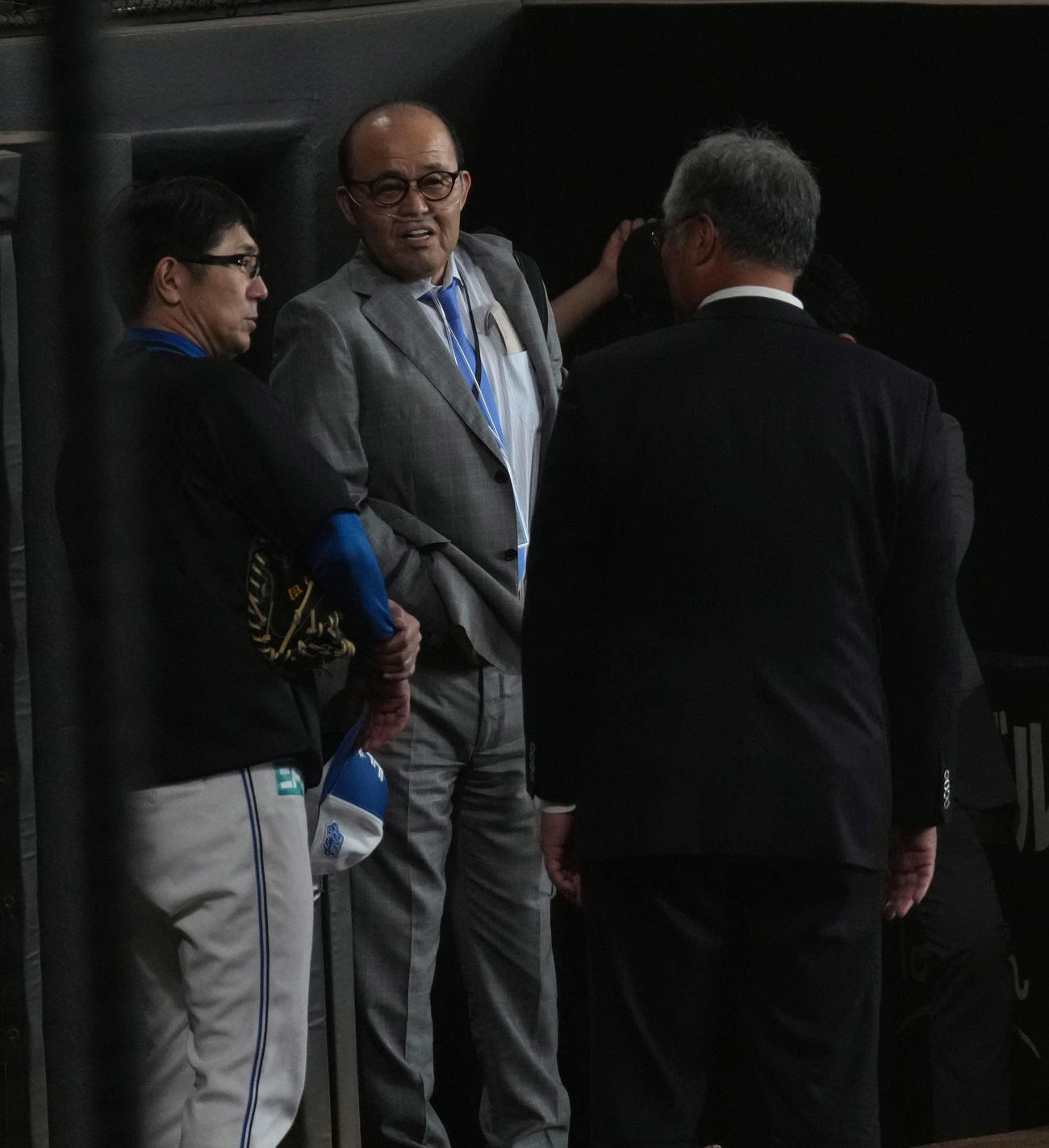 日本ハム対阪神　試合前にグラウンドで笑顔の阪神岡田オーナー付顧問（中央）（撮影・井上学）