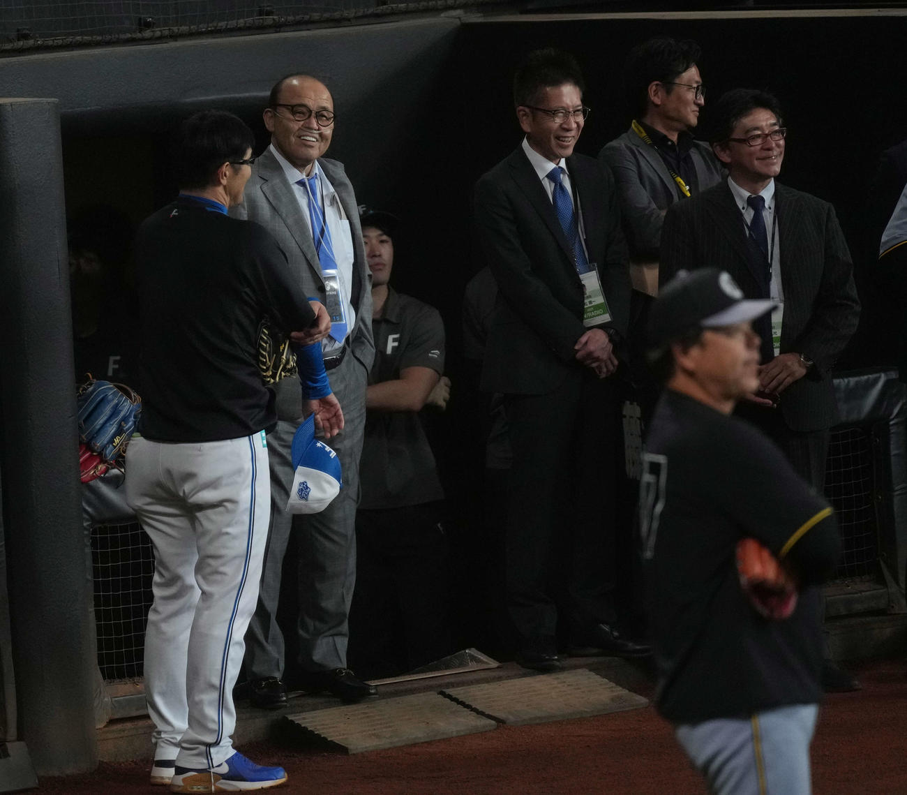 日本ハム対阪神　試合前にグラウンドで笑顔の阪神岡田オーナー付顧問（左から2人目）（撮影・井上学）