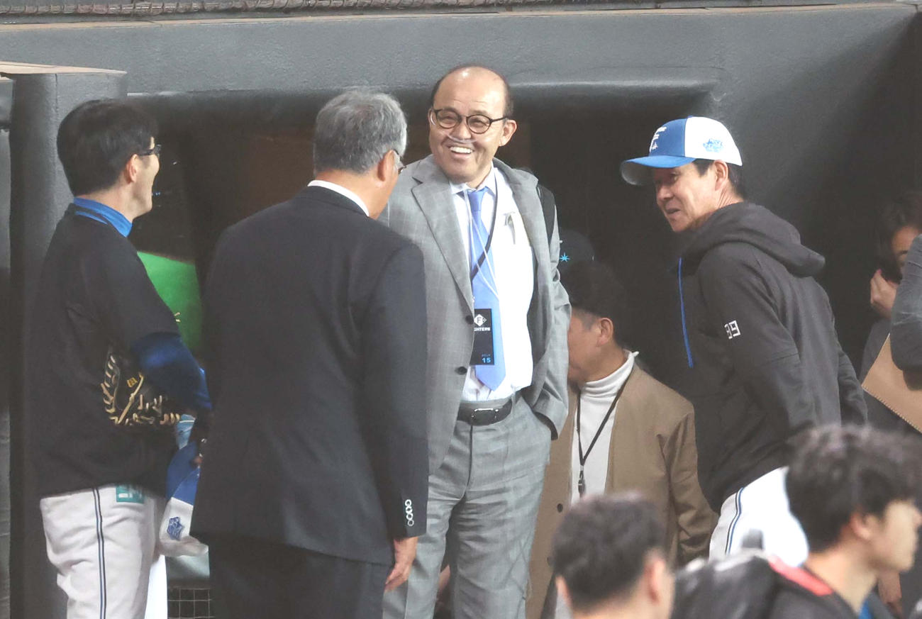 日本ハム対阪神　阪神岡田顧問（左から3人目）と話す左から日本ハム山田コーチ、木田GM代行、八木コーチ（撮影・黒川智章）