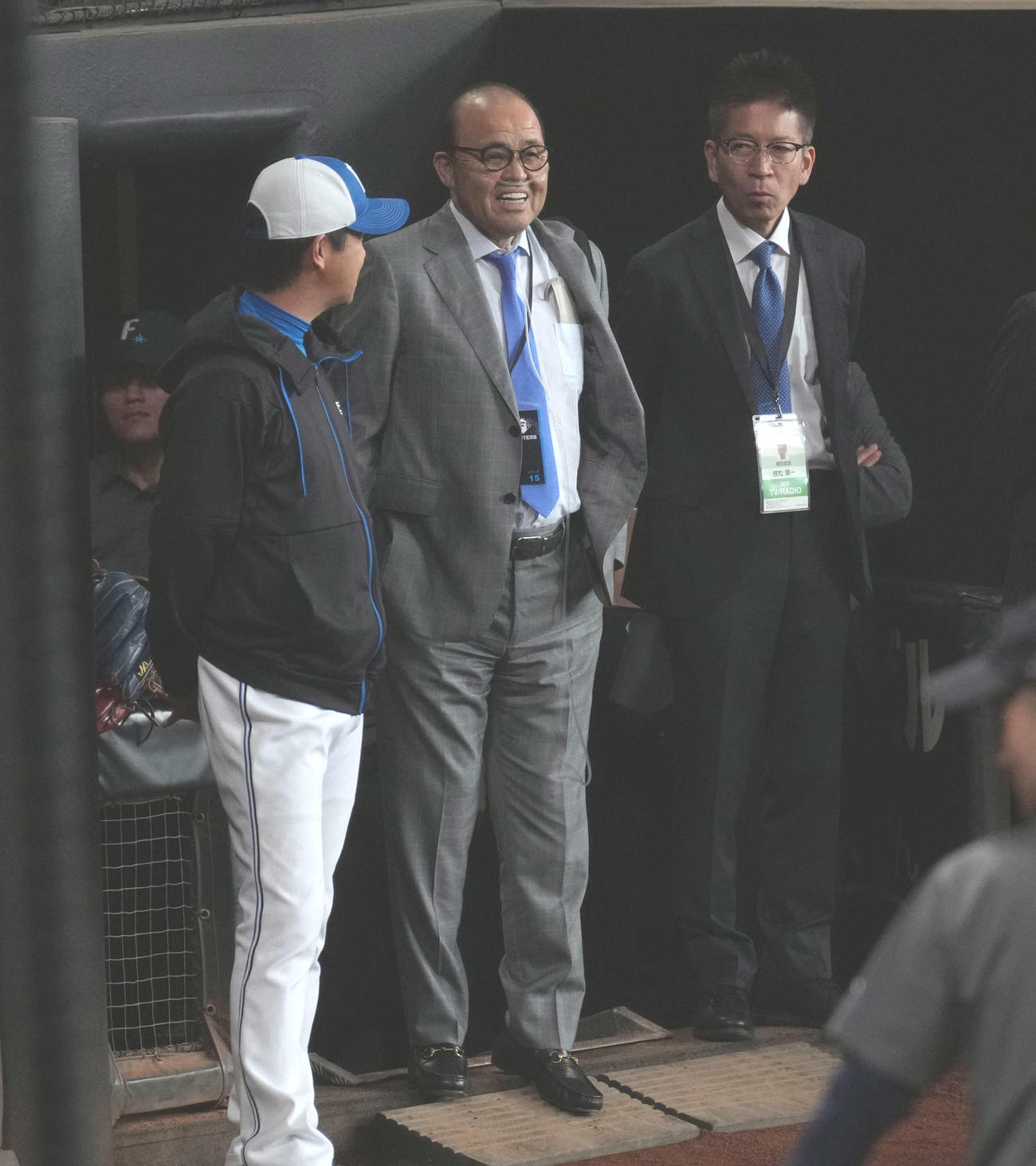 日本ハム対阪神　試合前にグラウンドで笑顔の阪神岡田オーナー付顧問（中央）（撮影・井上学）