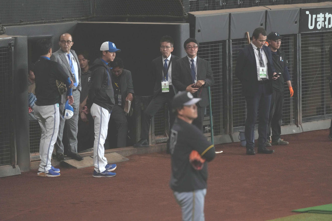 日本ハム対阪神　試合前にグラウンドで笑顔の阪神岡田オーナー付顧問（左から2人目）（撮影・井上学）