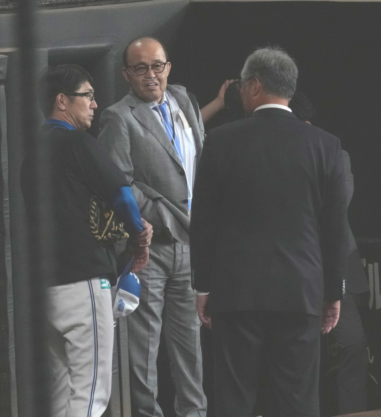 日本ハム対阪神　試合前にグラウンドで笑顔の阪神岡田オーナー付顧問（中央）（撮影・井上学）