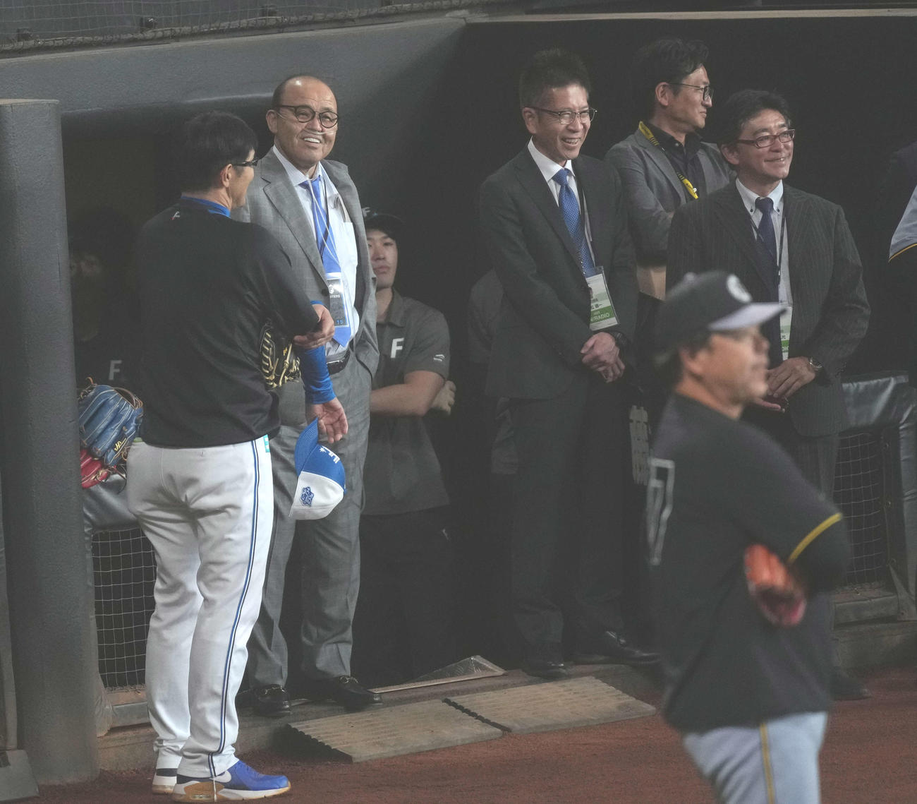 日本ハム対阪神　試合前にグラウンドで笑顔の阪神岡田オーナー付顧問（左から2人目）（撮影・井上学）