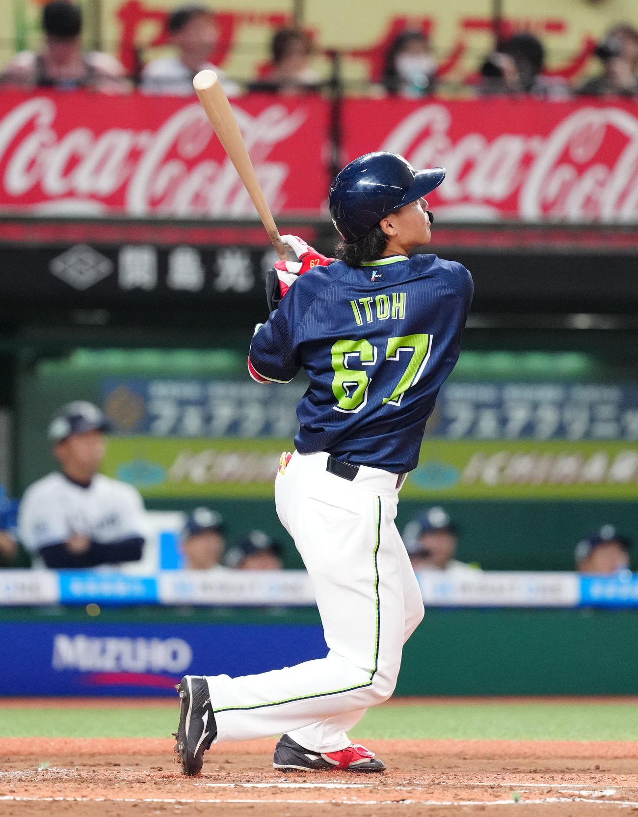 プロ初となる先制ソロ本塁打を放つヤクルト伊藤琉偉（撮影・江口和貴）