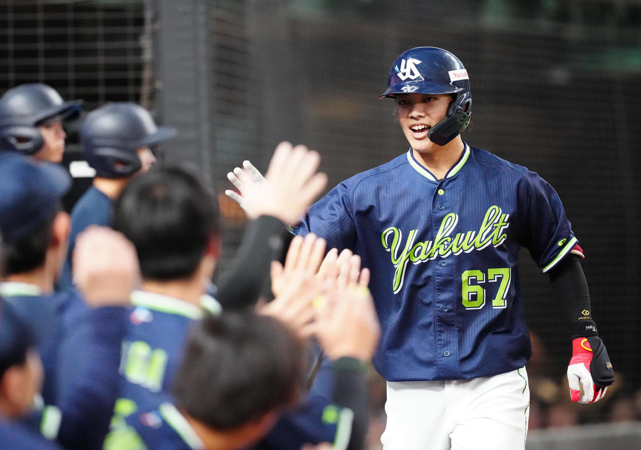 西武対ヤクルト　3回表ヤクルト無死、プロ初となる先制ソロ本塁打を放ちタッチを交わす伊藤（右）（撮影・江口和貴）