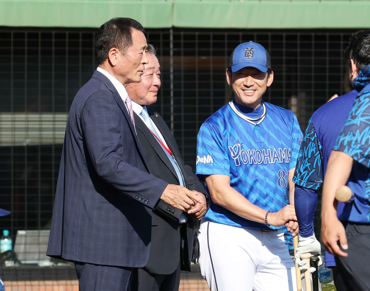 楽天対DeNA　試合前練習で言葉を交わす中畑氏（左）、梨田氏、DeNA三浦監督（撮影・宮地輝）