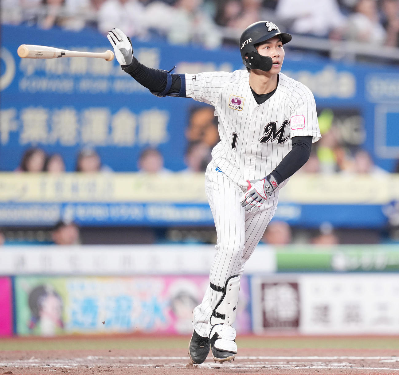 ロッテ対巨人　3回裏ロッテ1死、先制の右越えソロ本塁打を放つ藤原（撮影・鈴木みどり）