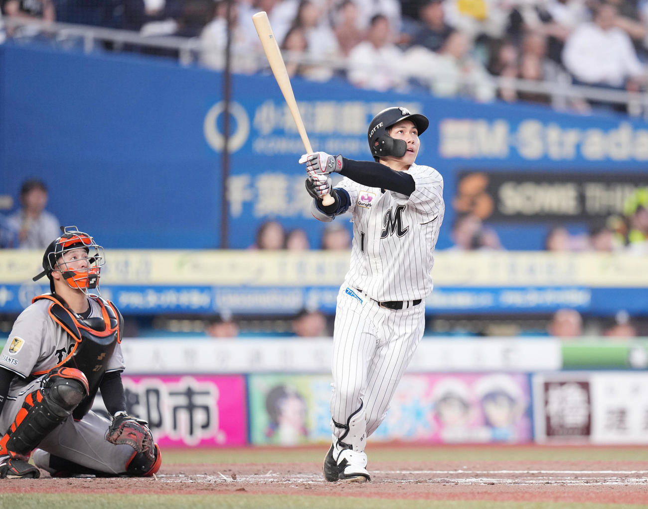 ロッテ対巨人　3回裏ロッテ1死、先制の右越えソロ本塁打を放つ藤原（撮影・鈴木みどり）