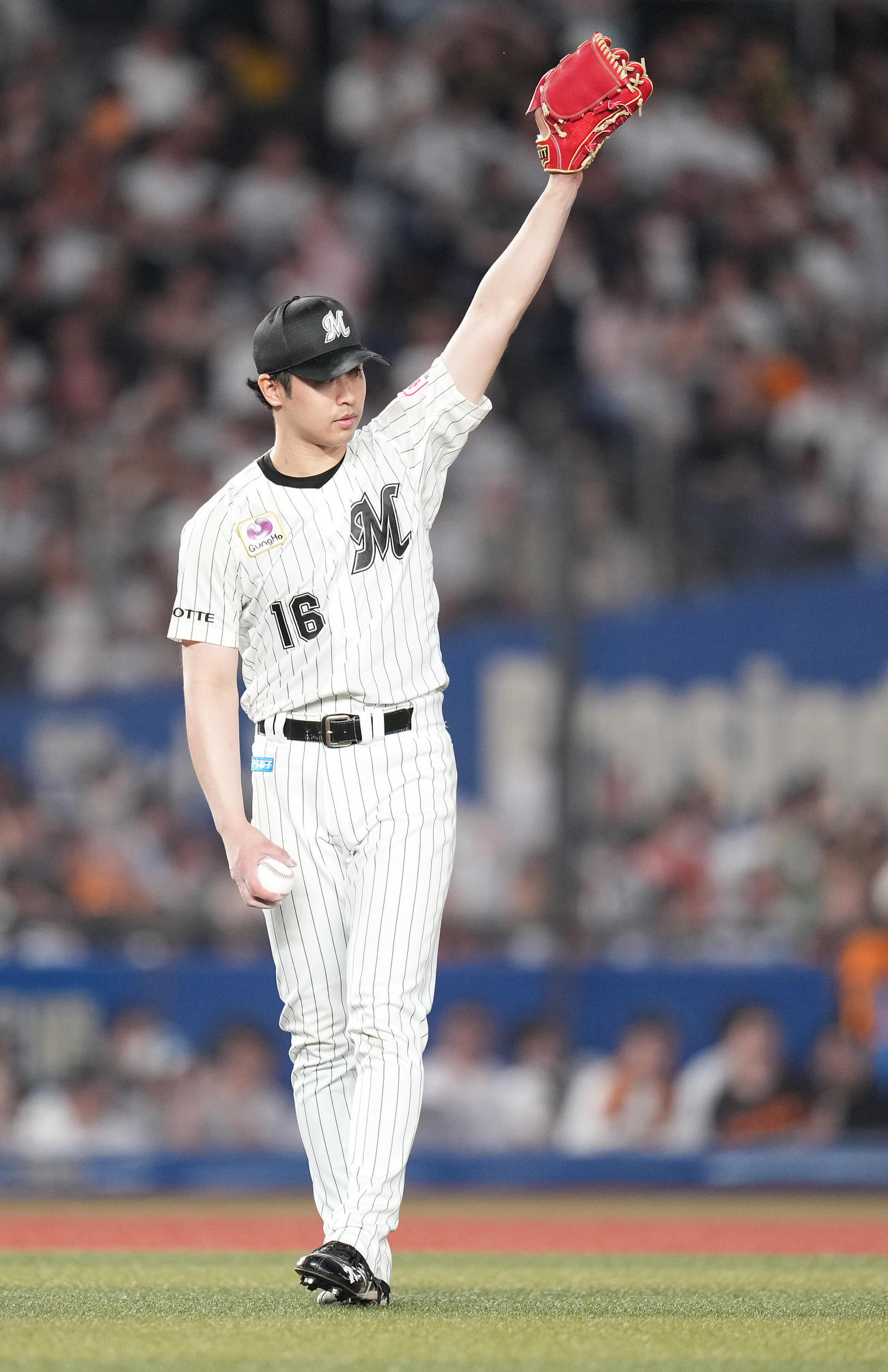 ロッテ対巨人　7回表巨人1死一塁、岸田の打球を右翼手藤原が好捕し、左手を突き上げる種市（撮影・鈴木みどり）