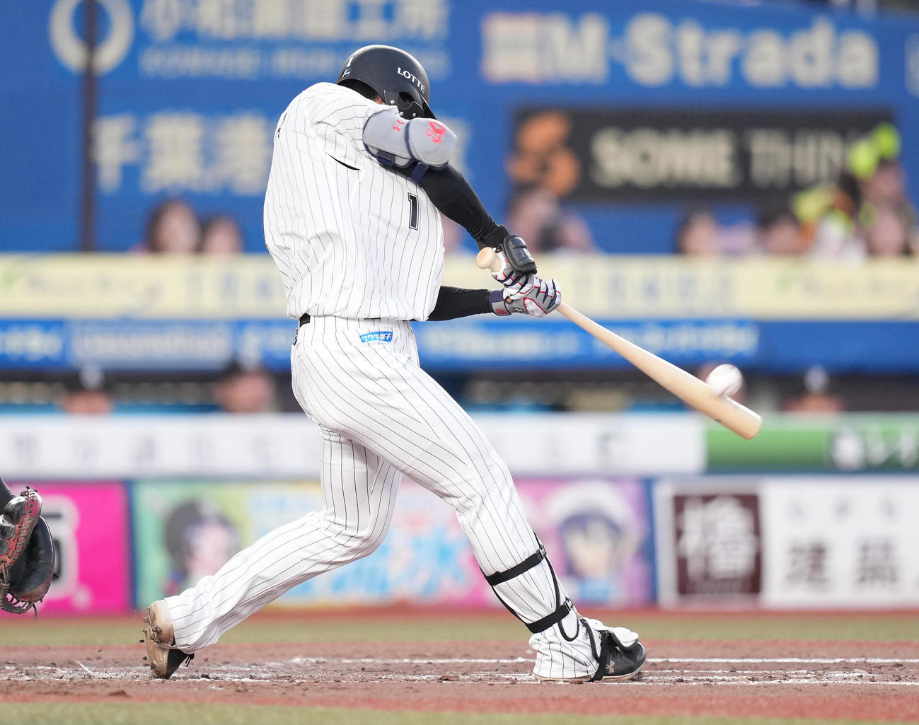 ロッテ対巨人　3回裏ロッテ1死、先制の右越えソロ本塁打を放つ藤原（撮影・鈴木みどり）