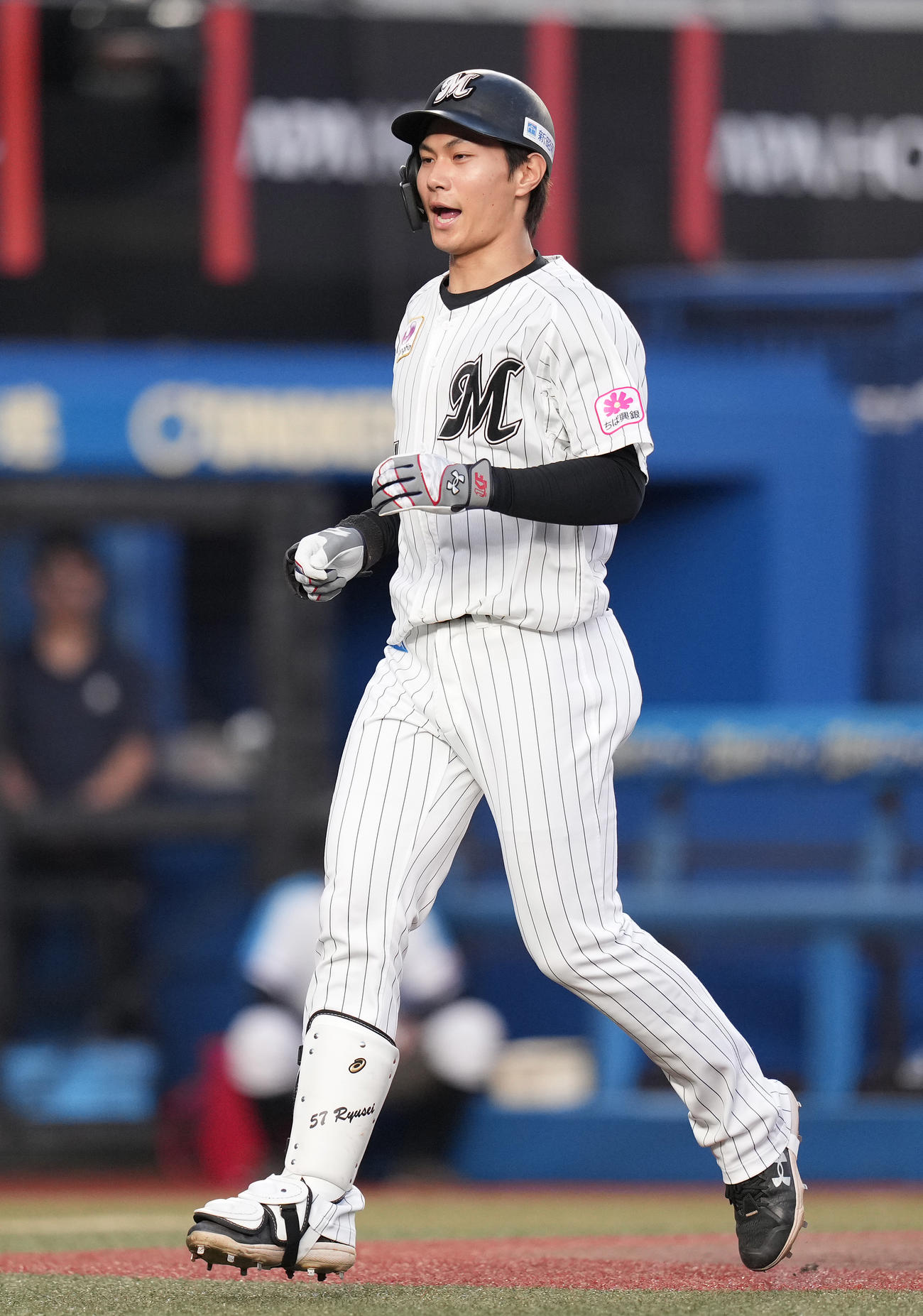 ロッテ対巨人　3回裏ロッテ1死、先制の右越えソロ本塁打を放った藤原は生還しほえる（撮影・鈴木みどり）