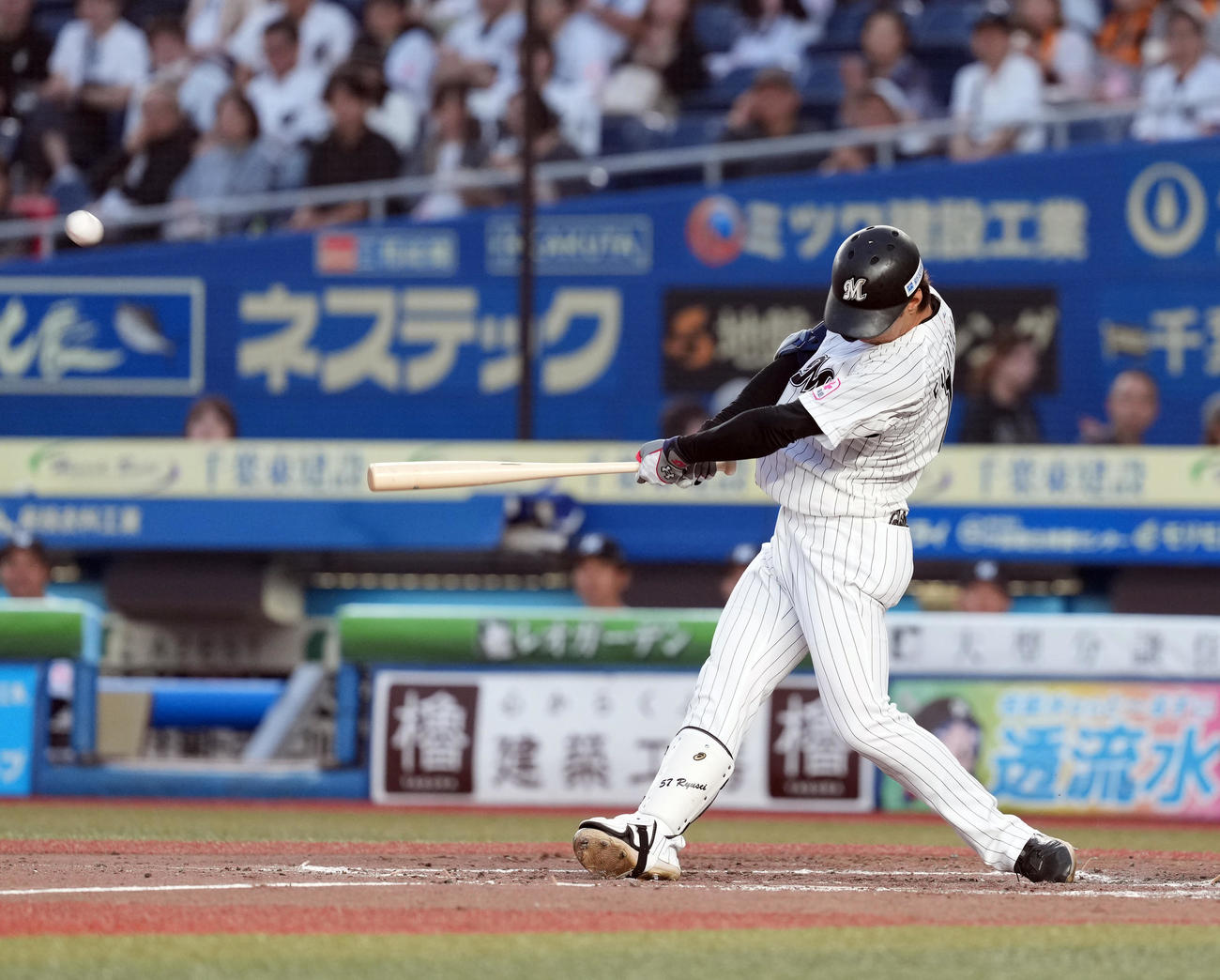 ロッテ対巨人　3回裏ロッテ1死、右越えに先制のソロ本塁打を放つ藤原（撮影・たえ見朱実）