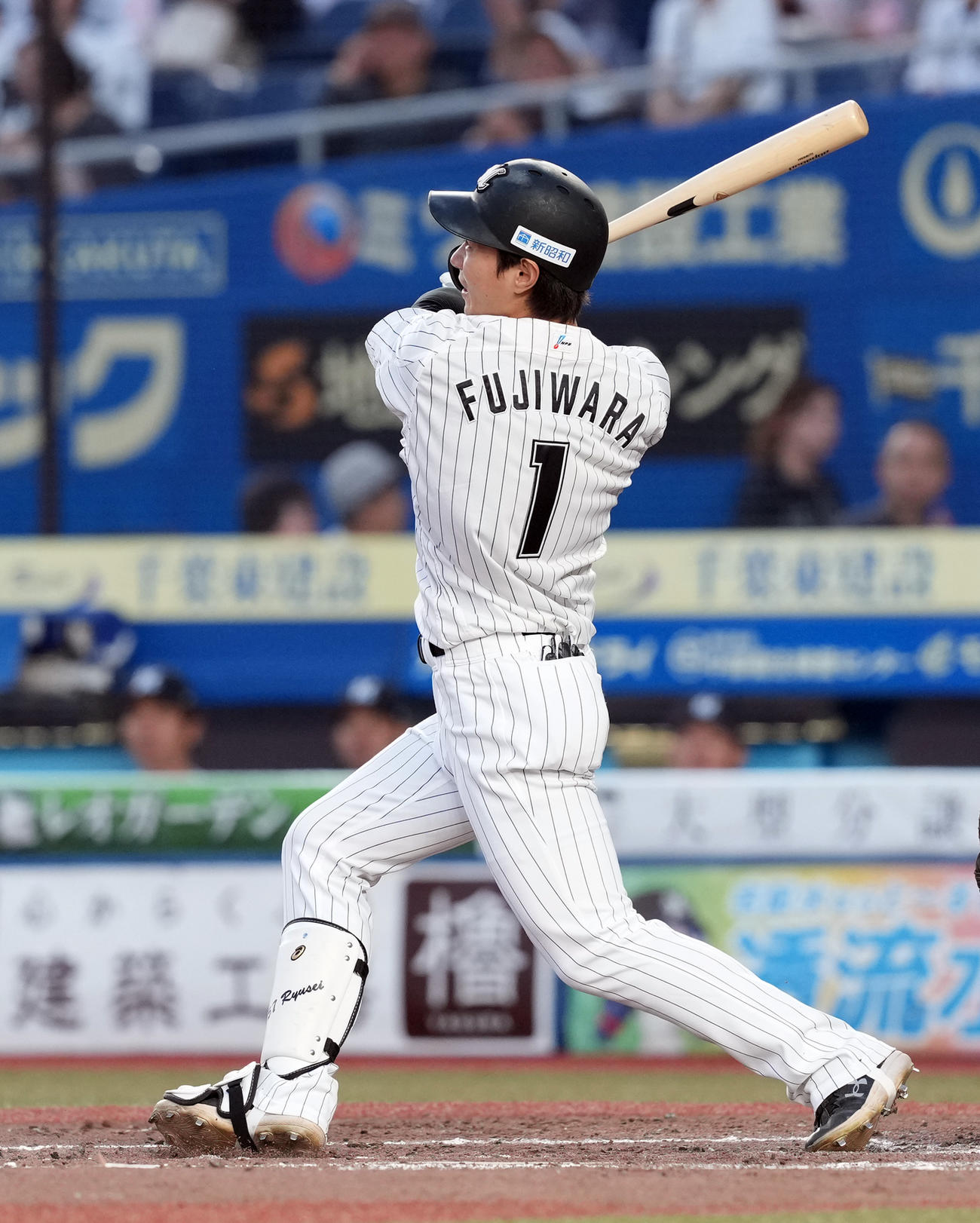ロッテ対巨人　3回裏ロッテ1死、右越えに先制のソロ本塁打を放つ藤原（撮影・たえ見朱実）
