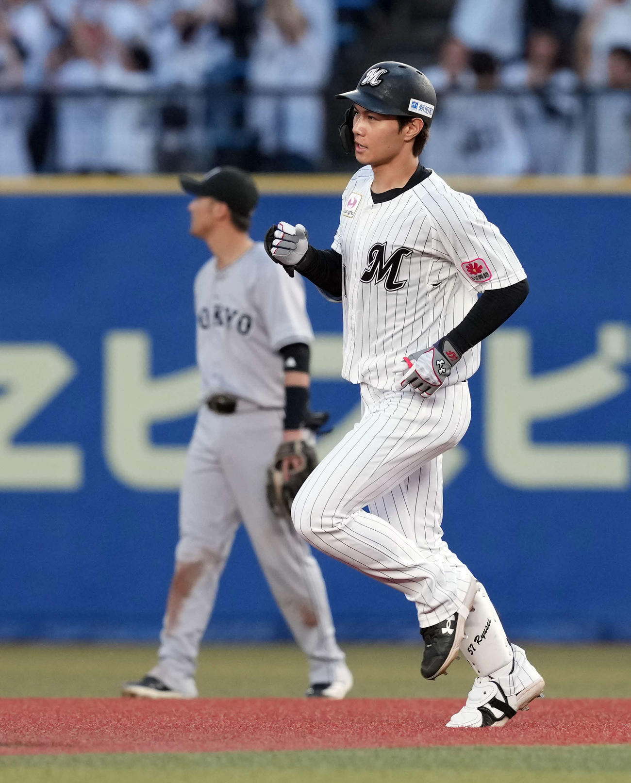 ロッテ対巨人　3回裏ロッテ1死、右越えに先制のソロ本塁打を放った藤原（撮影・たえ見朱実）