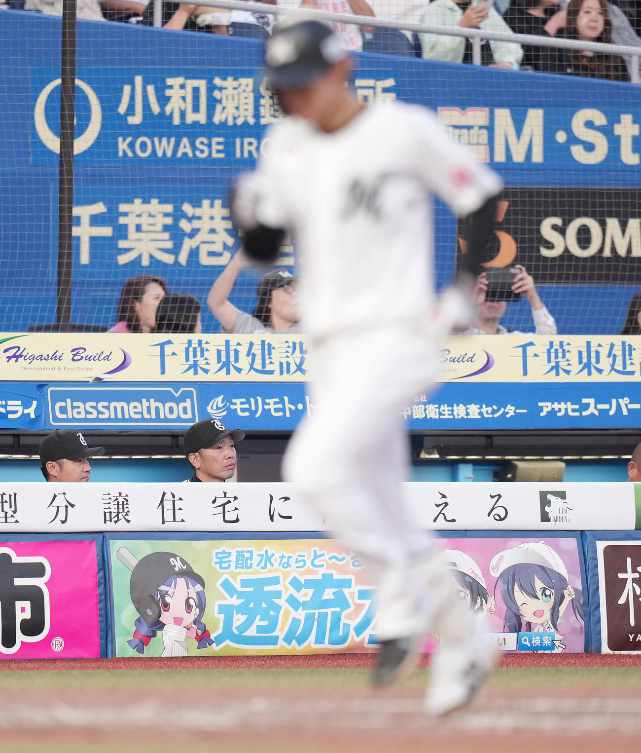 ロッテ対巨人　3回裏ロッテ1死、藤原に先制の右越えソロ本塁打を浴び、遠くを見る阿部監督（左から2人目）（撮影・鈴木みどり）