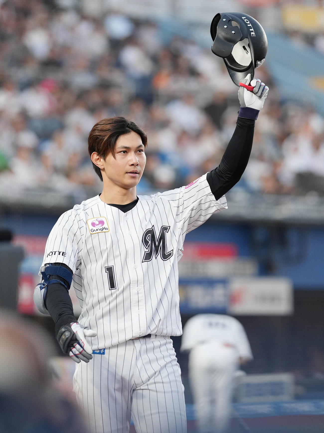 ロッテ対巨人　3回裏ロッテ1死、先制の右越えソロ本塁打を放った藤原はファンの声援に応える（撮影・鈴木みどり）