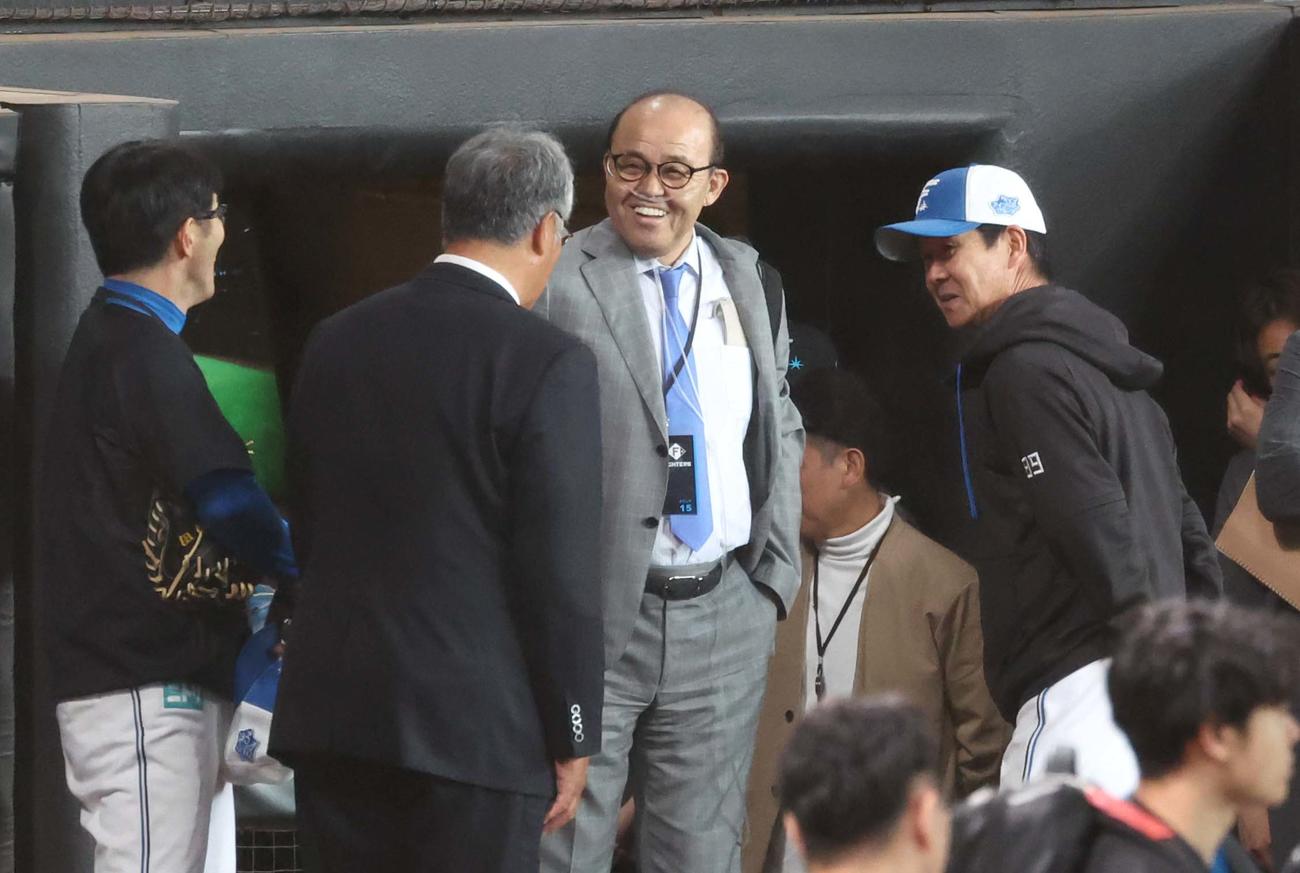 日本ハム対阪神　阪神岡田顧問（左から3人目）と話す左から日本ハム山田コーチ、木田GM代行、八木コーチ（撮影・黒川智章）