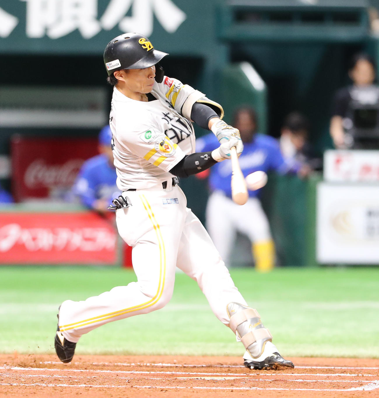 ソフトバンク対中日　1回裏ソフトバンク2死一、三塁、野村は左中間に3点本塁打を放つ（撮影・梅根麻紀）