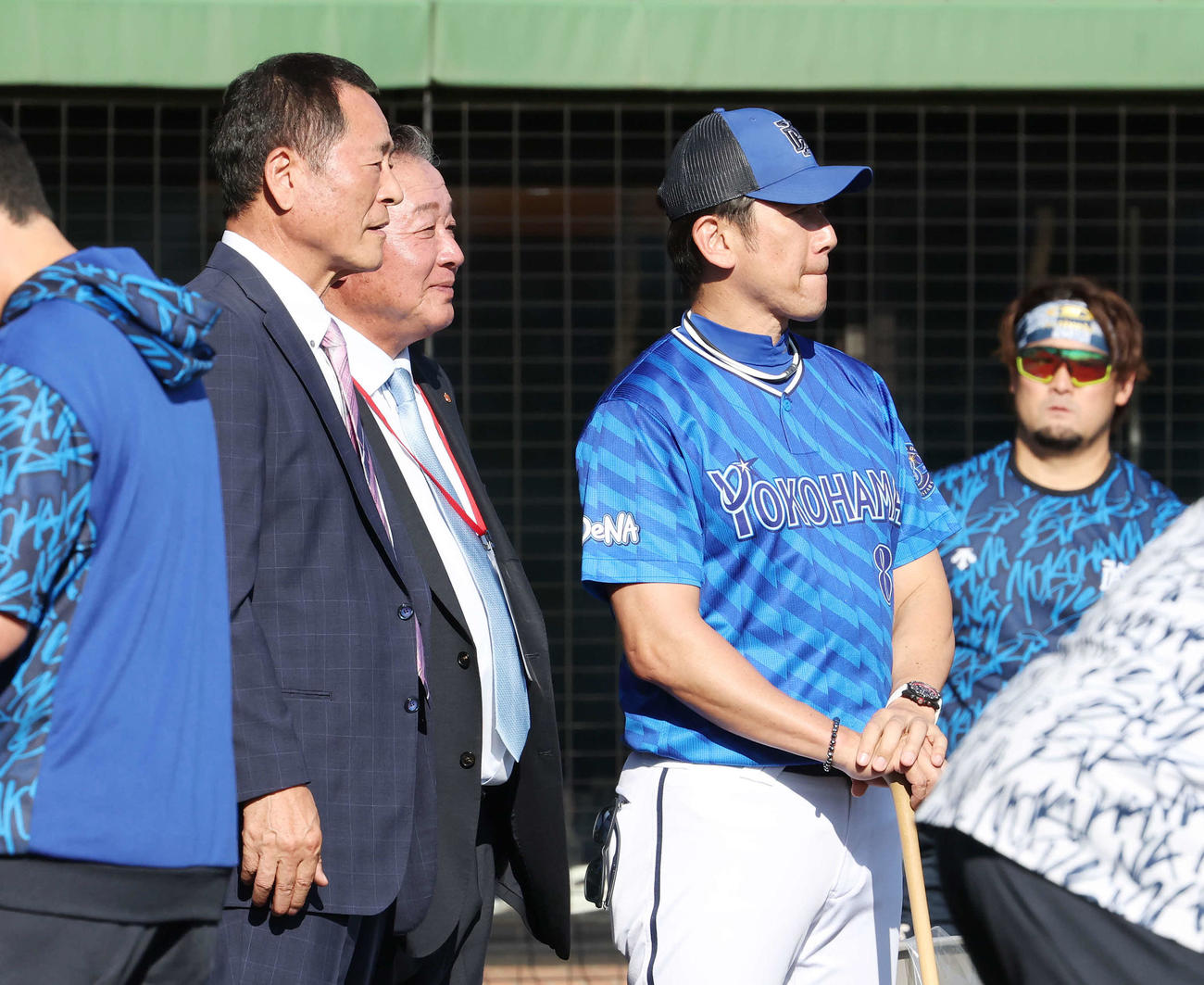 楽天対DeNA　試合前練習を見つめる中畑氏（左）、梨田氏、DeNA三浦監督（撮影・宮地輝）