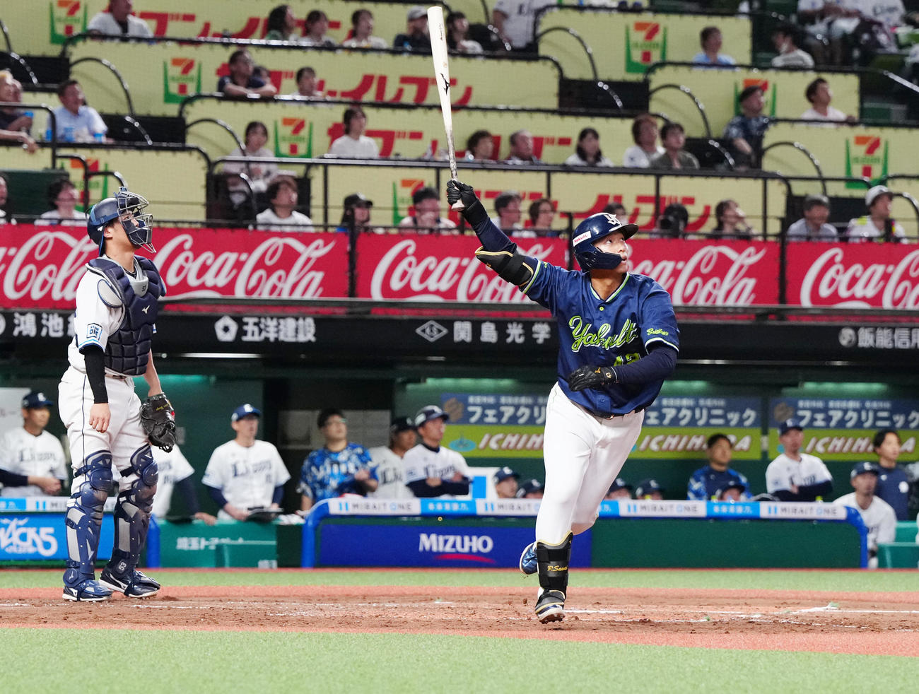 西武対ヤクルト　4回表ヤクルト2死、チーム3点目となるソロ本塁打を右越えに放つ沢井（撮影・江口和貴）