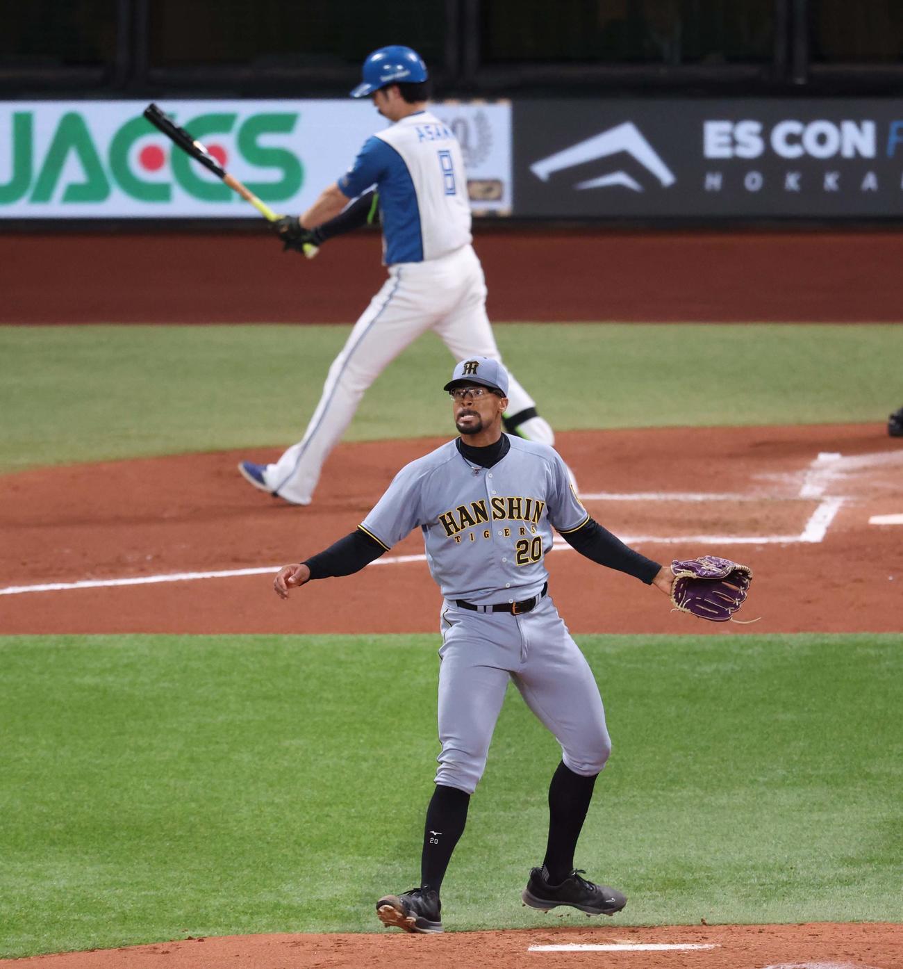 日本ハム対阪神　1回裏日本ハム2死一、二塁、浅間を三振にとるデュプランティエ（撮影・黒川智章）