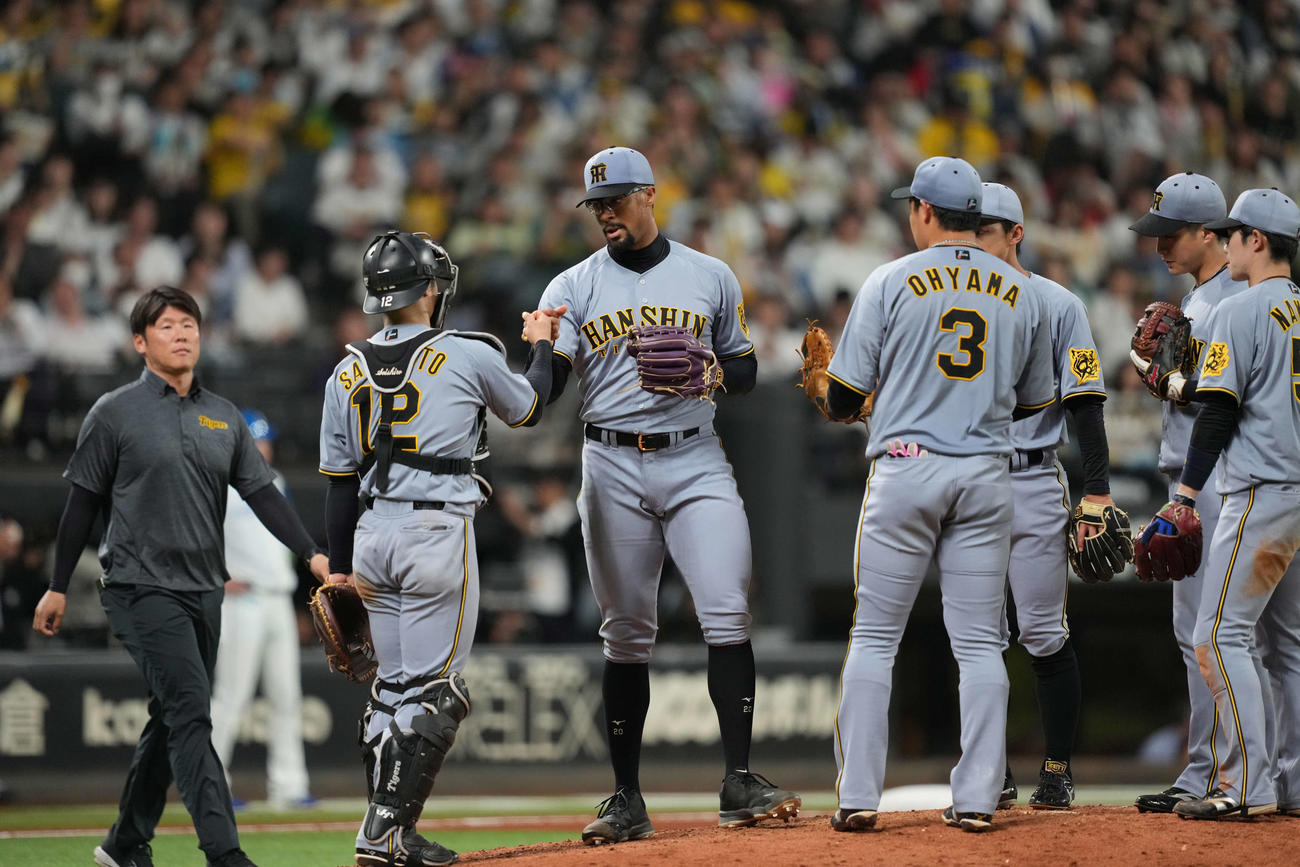日本ハム対阪神　7回途中で降板する阪神デュプランティエ（中央）（撮影・井上学）