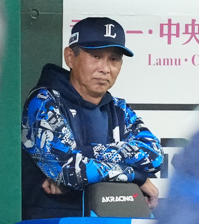 西武対ヤクルト　7回裏、ベンチから戦況を見つめる西武西口監督（撮影・江口和貴）