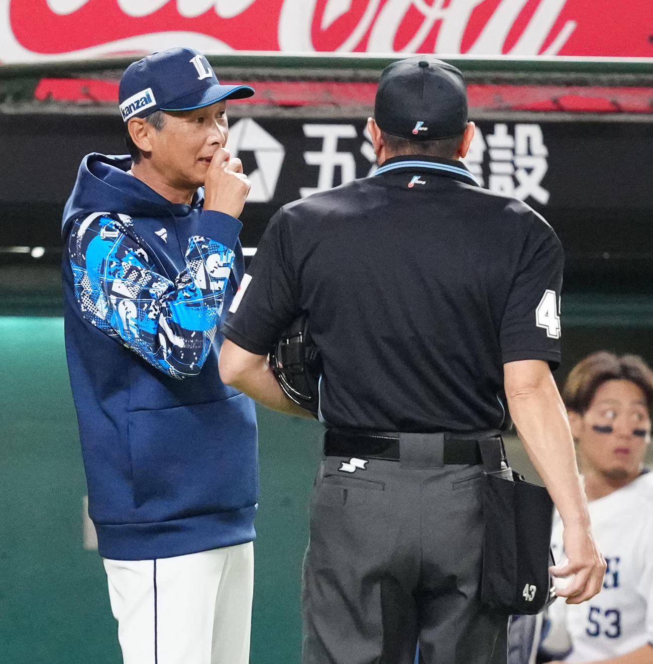 選手交代を告げる西武西口監督（撮影・江口和貴）