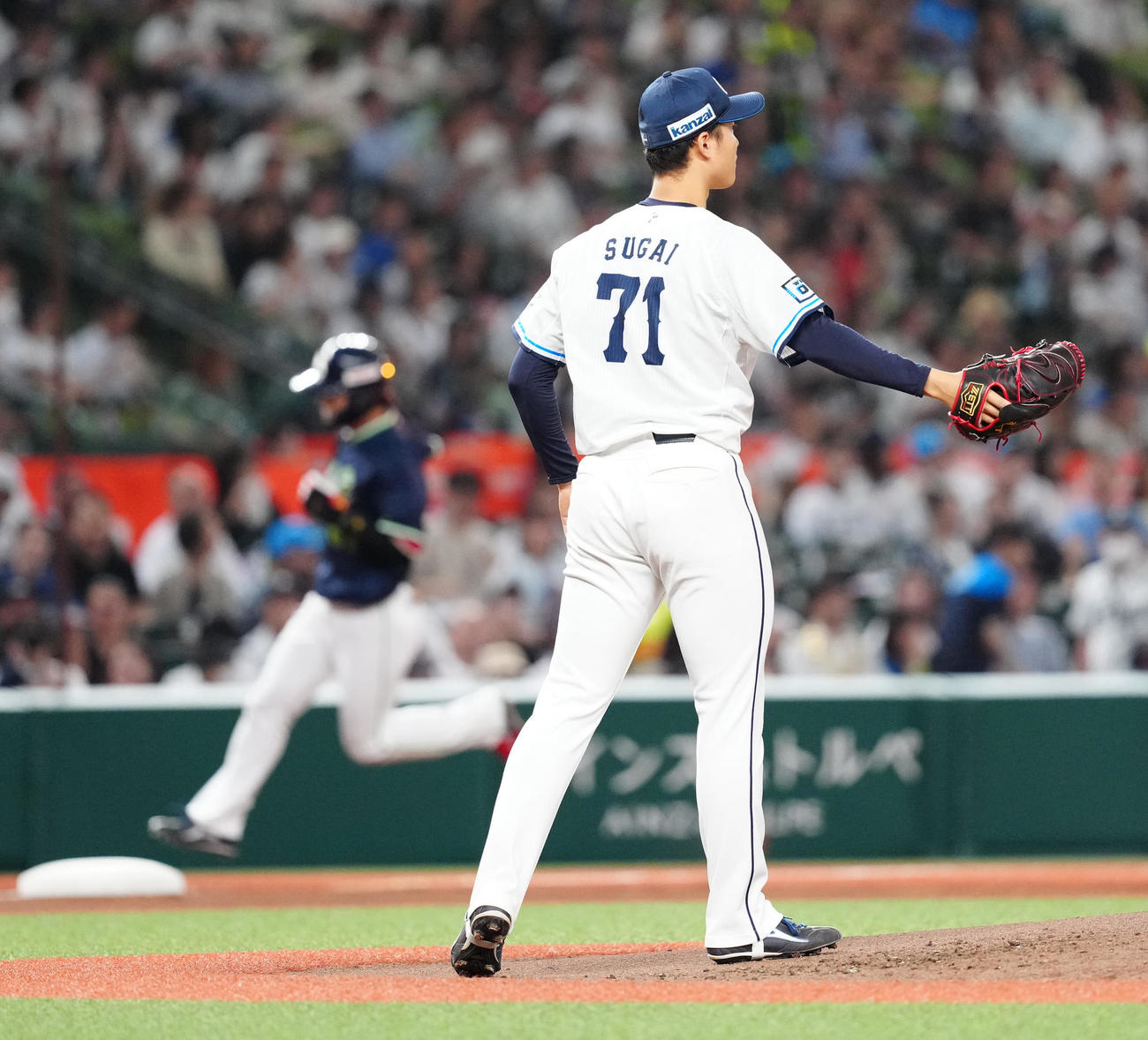 西武対ヤクルト　3回表ヤクルト無死、伊藤（後方）に先制ソロ本塁打を浴びる菅井（撮影・江口和貴）