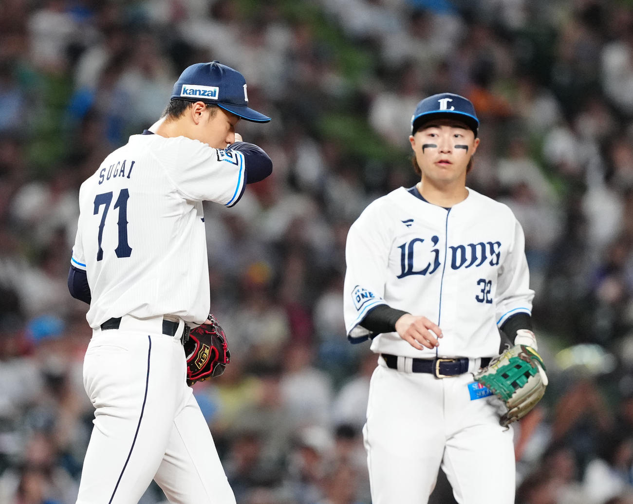 西武対ヤクルト　3回表ヤクルト2死一塁、サンタナに適時二塁打を浴びた菅井（左）（撮影・江口和貴）