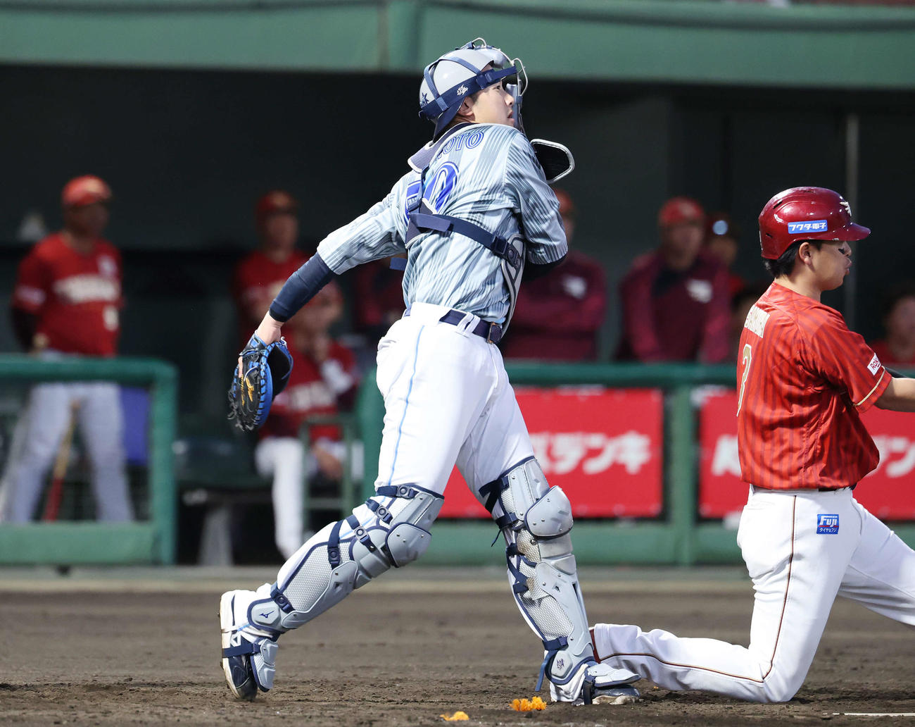 楽天対DeNA 4回裏楽天1死一塁、小深田の二塁盗塁を阻止する山本（撮影・宮地輝）