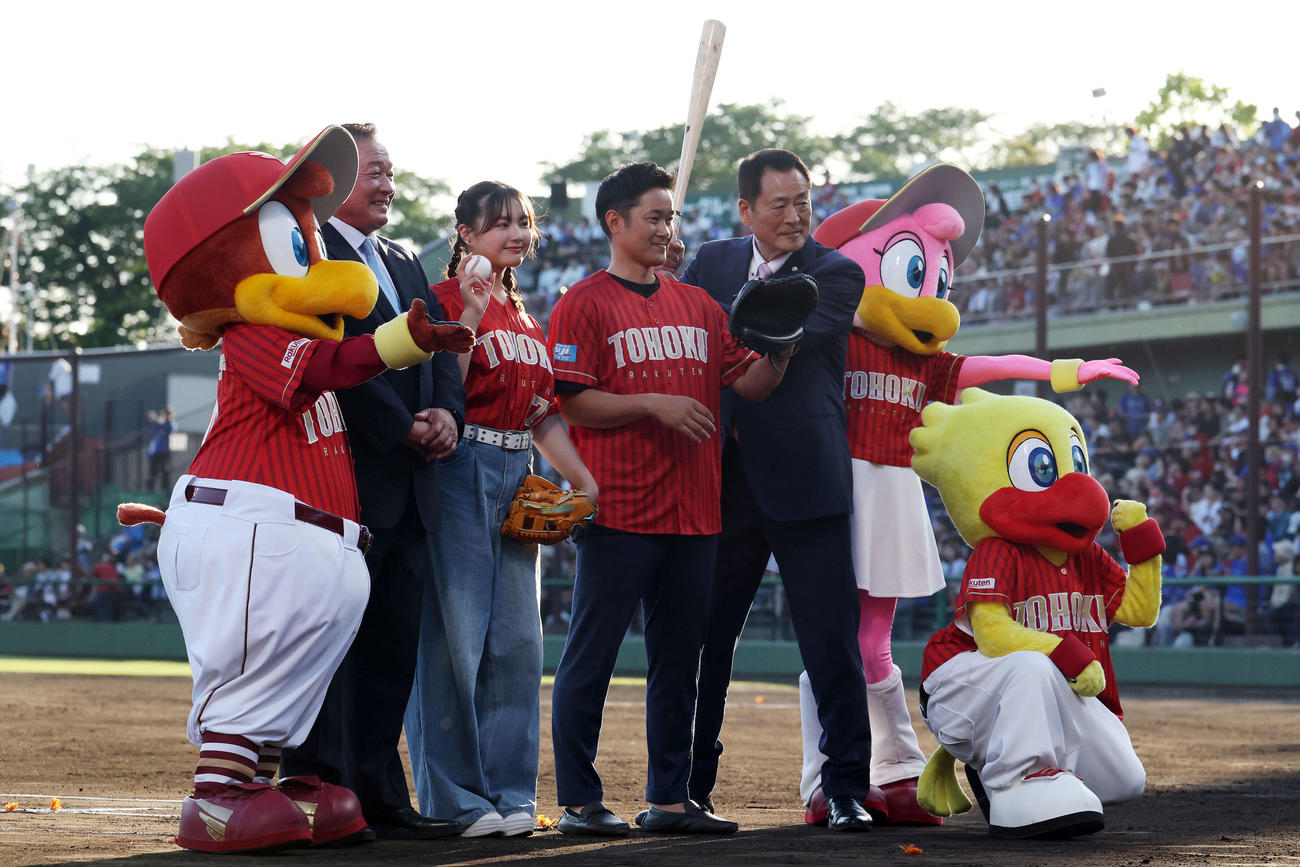 楽天対DeNA　セレモニアルピッチを行い記念撮影する左から梨田氏、箭内夢菜、銀次氏、中畑氏（撮影・宮地輝）