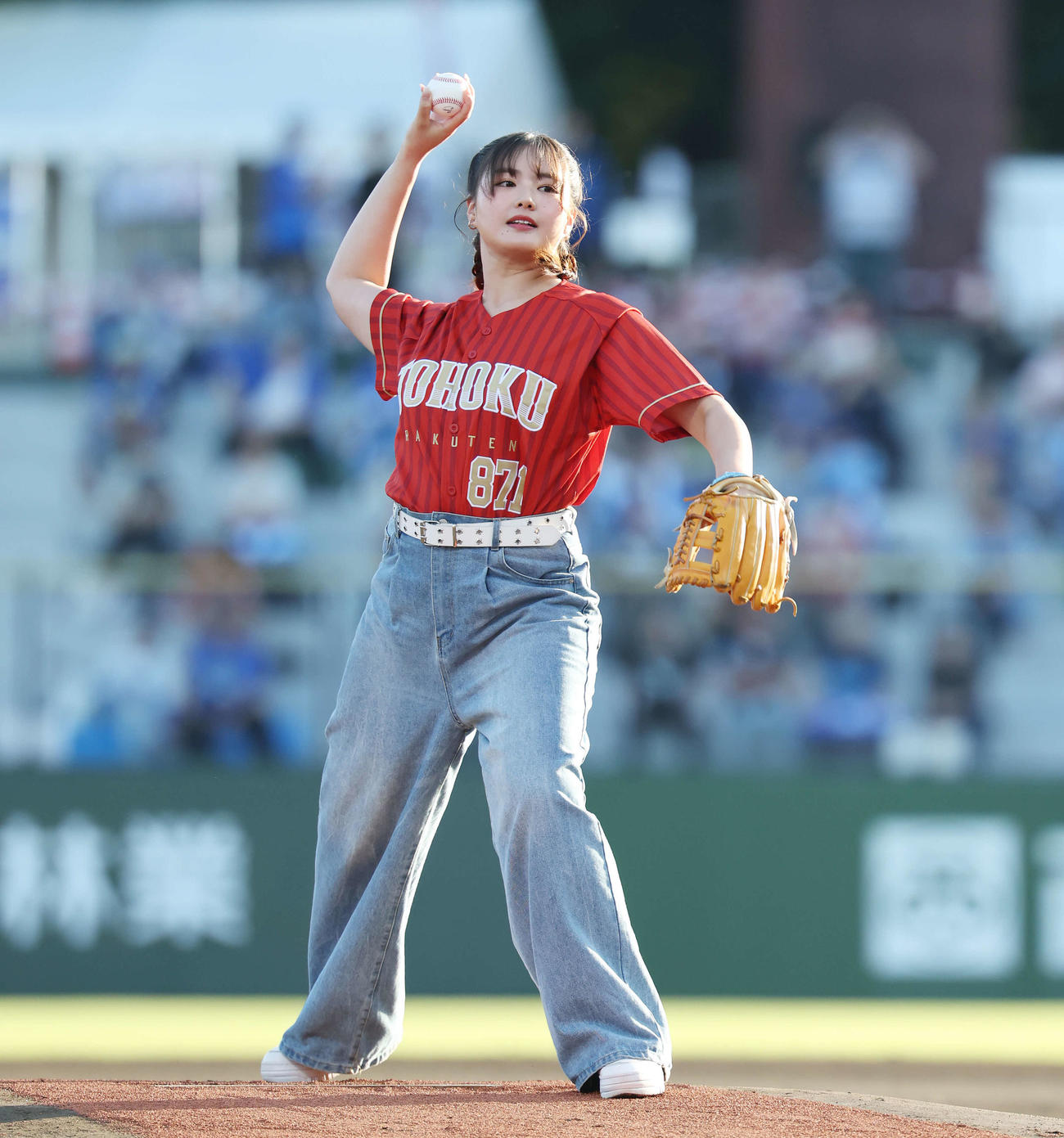 楽天対DeNA　セレモニアルピッチを行う箭内夢菜（撮影・宮地輝）