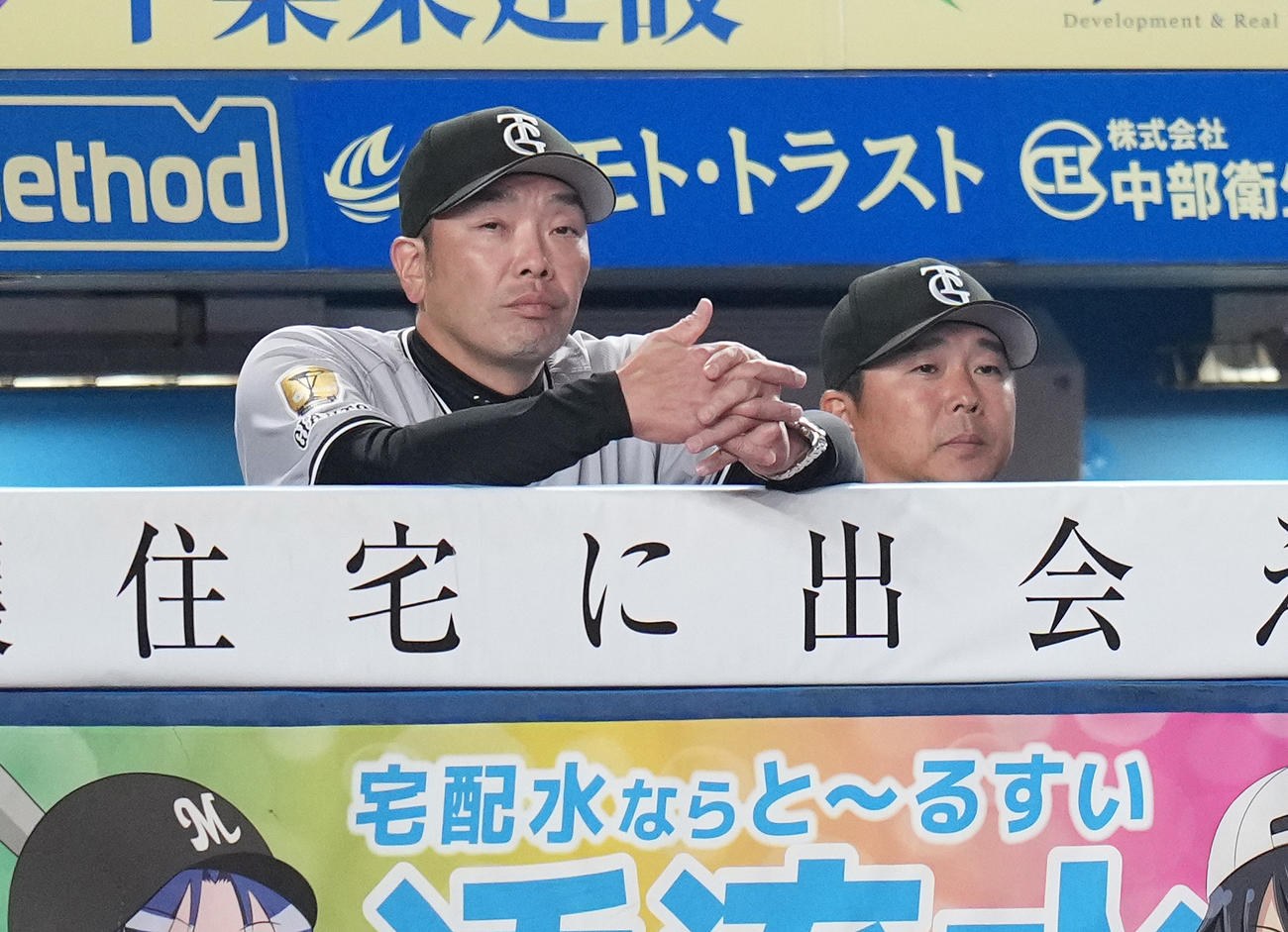 ロッテ対巨人　ベンチで浮かない表情の巨人阿部監督（左）（撮影・鈴木みどり）