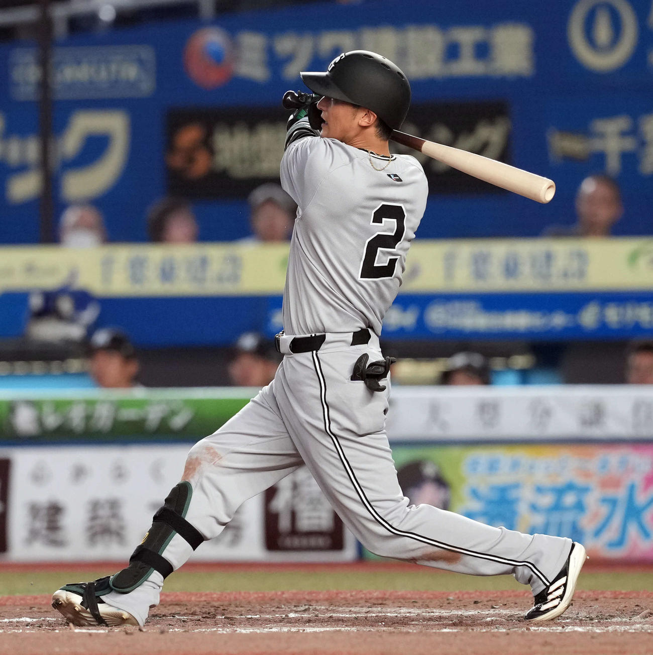 ロッテ対巨人　5回表巨人1死、右越えにソロ本塁打を放つ吉川（撮影・たえ見朱実）