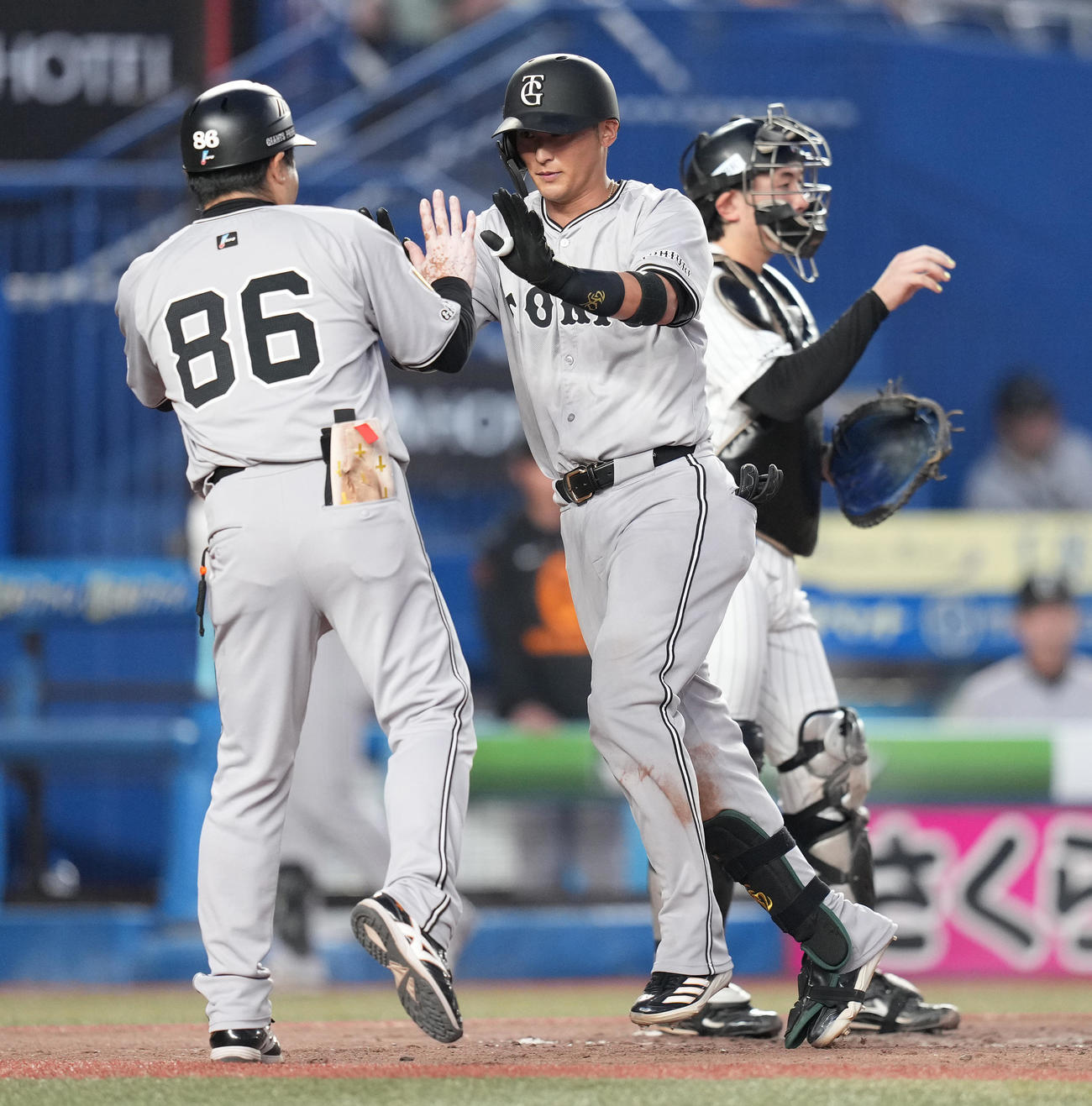 ロッテ対巨人　5回表巨人1死、右越えソロ本塁打を放った吉川は生還しタッチを交わす（撮影・鈴木みどり）