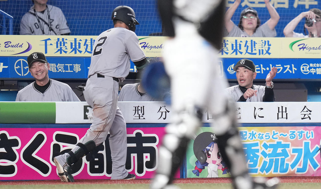 ロッテ対巨人　5回表巨人1死、右越えソロ本塁打を放った吉川（中央）を迎える阿部監督（右）（撮影・鈴木みどり）