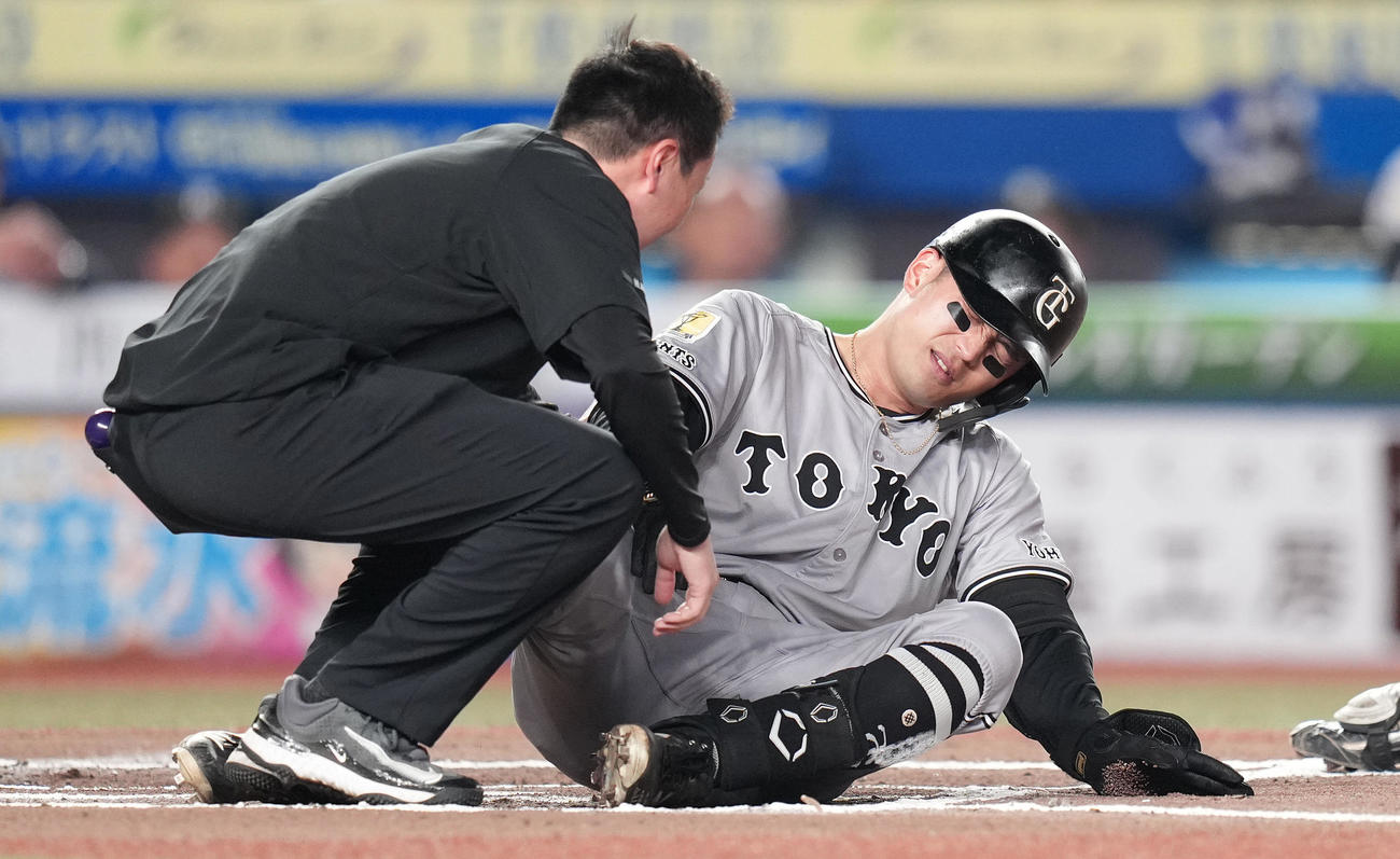 ロッテ対巨人　6回表巨人1死、自打球が当たり、痛がる若林（撮影・鈴木みどり）