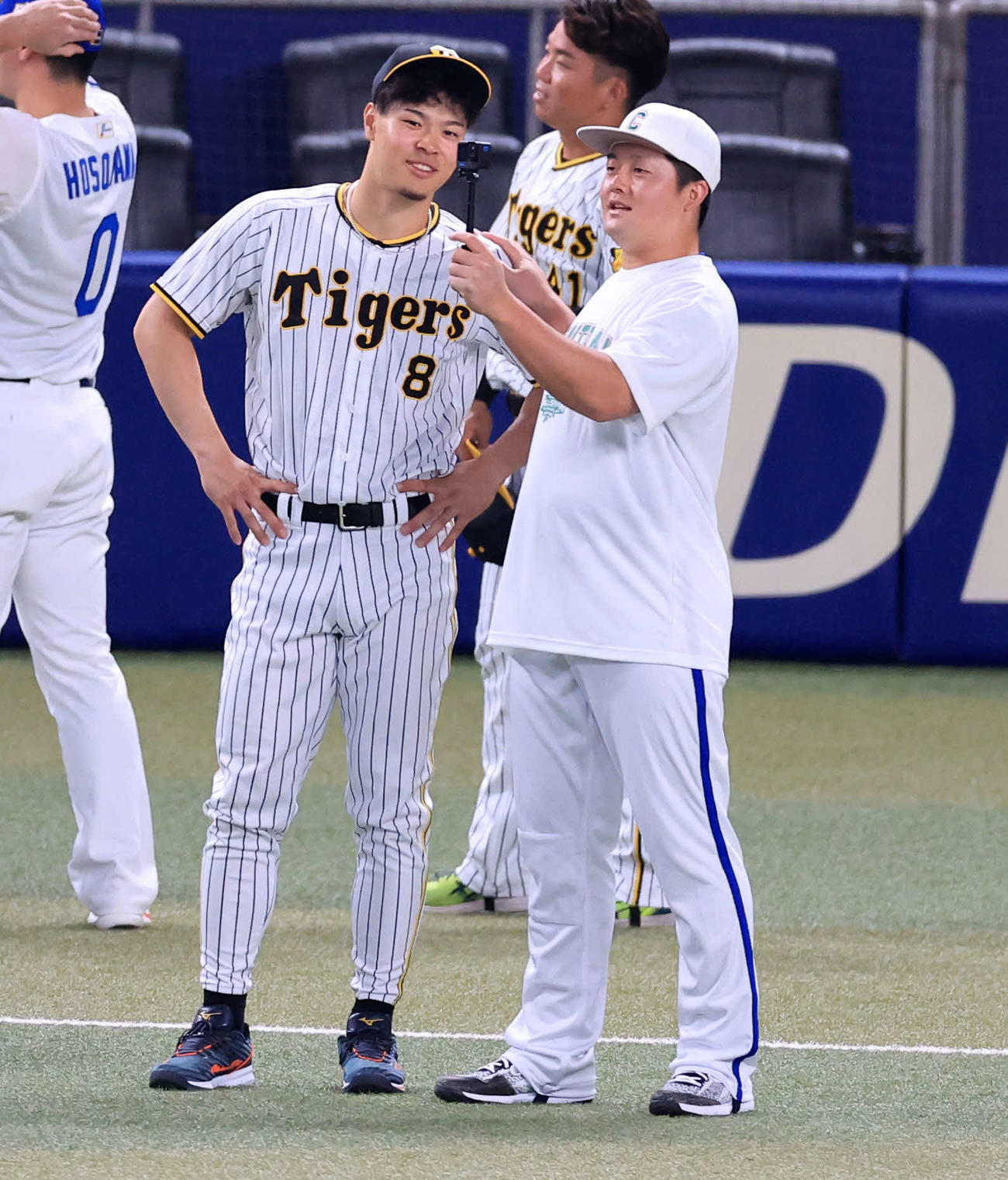 23年7月、オールスターゲームの試合前練習で記念撮影する阪神佐藤輝（左）とDeNA牧
