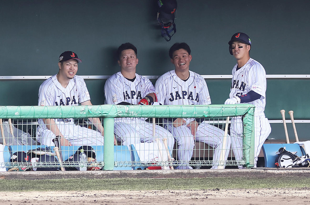 23年11月、日本代表対巨人　ベンチで談笑する侍ジャパンの、左から佐藤輝、牧、森下、小園