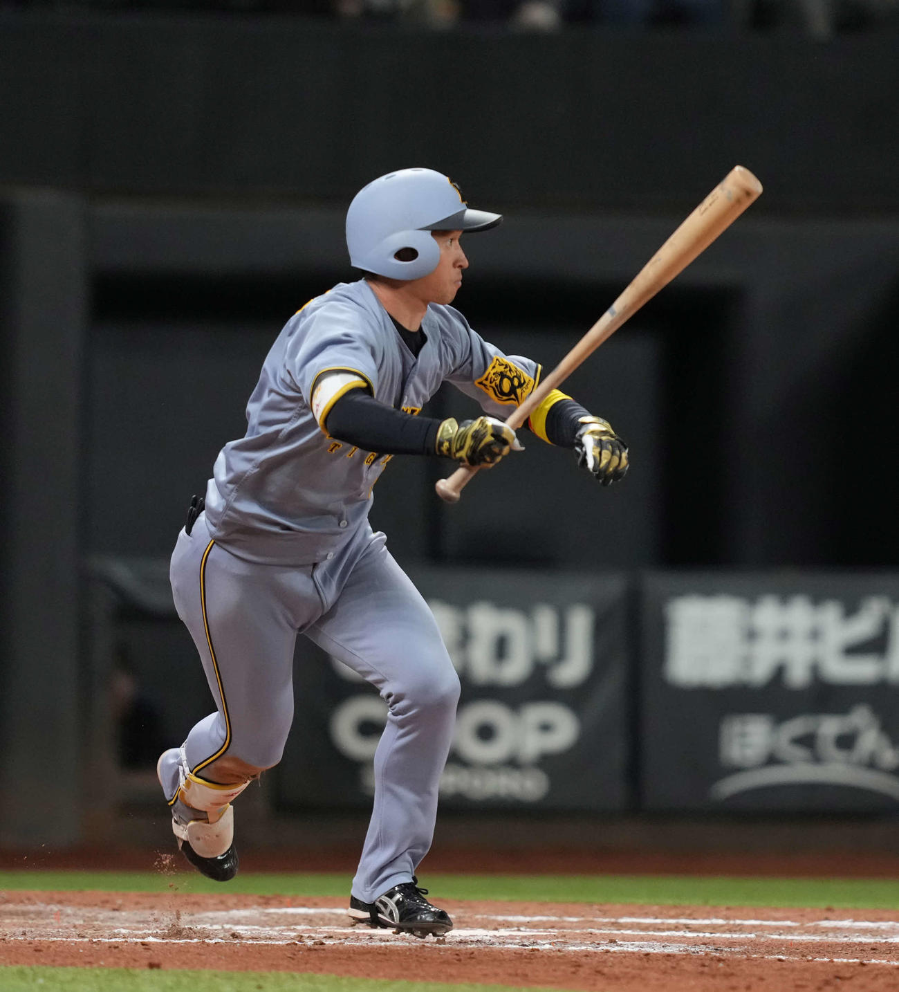 日本ハム対阪神　8回阪神2死一、三塁、適時打を放つ近本（撮影・井上学）