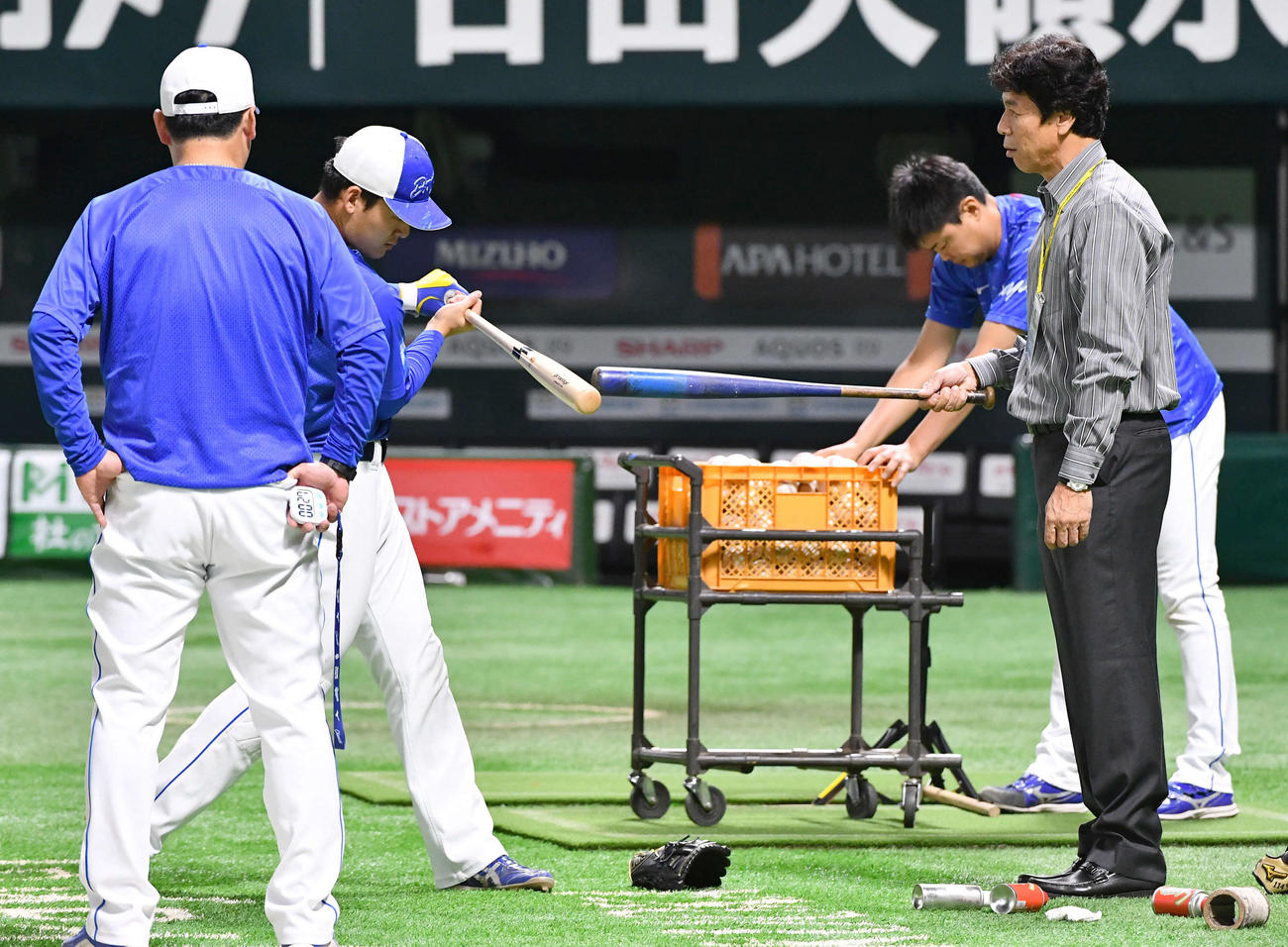 ソフトバンク対中日　試合前、秋山幸二氏（右）からアドバイスを受ける石川昂（撮影・岩下翔太）