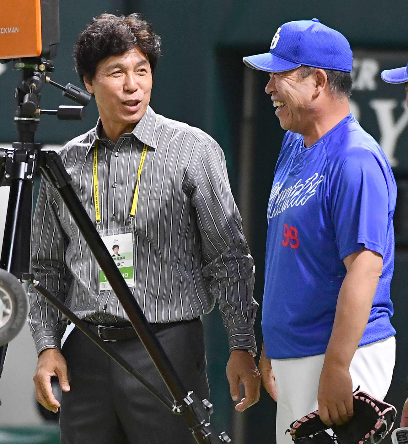 ソフトバンク対中日　試合前、秋山幸二氏（左）と談笑する井上監督（撮影・岩下翔太）