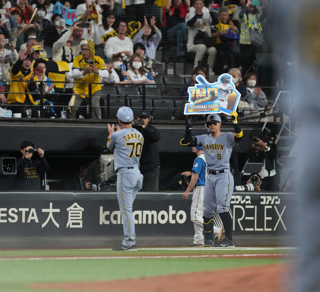 日本ハム対阪神　8回表阪神無死、プロ通算100号本塁打を右越えに放つ佐藤輝（撮影・井上学）